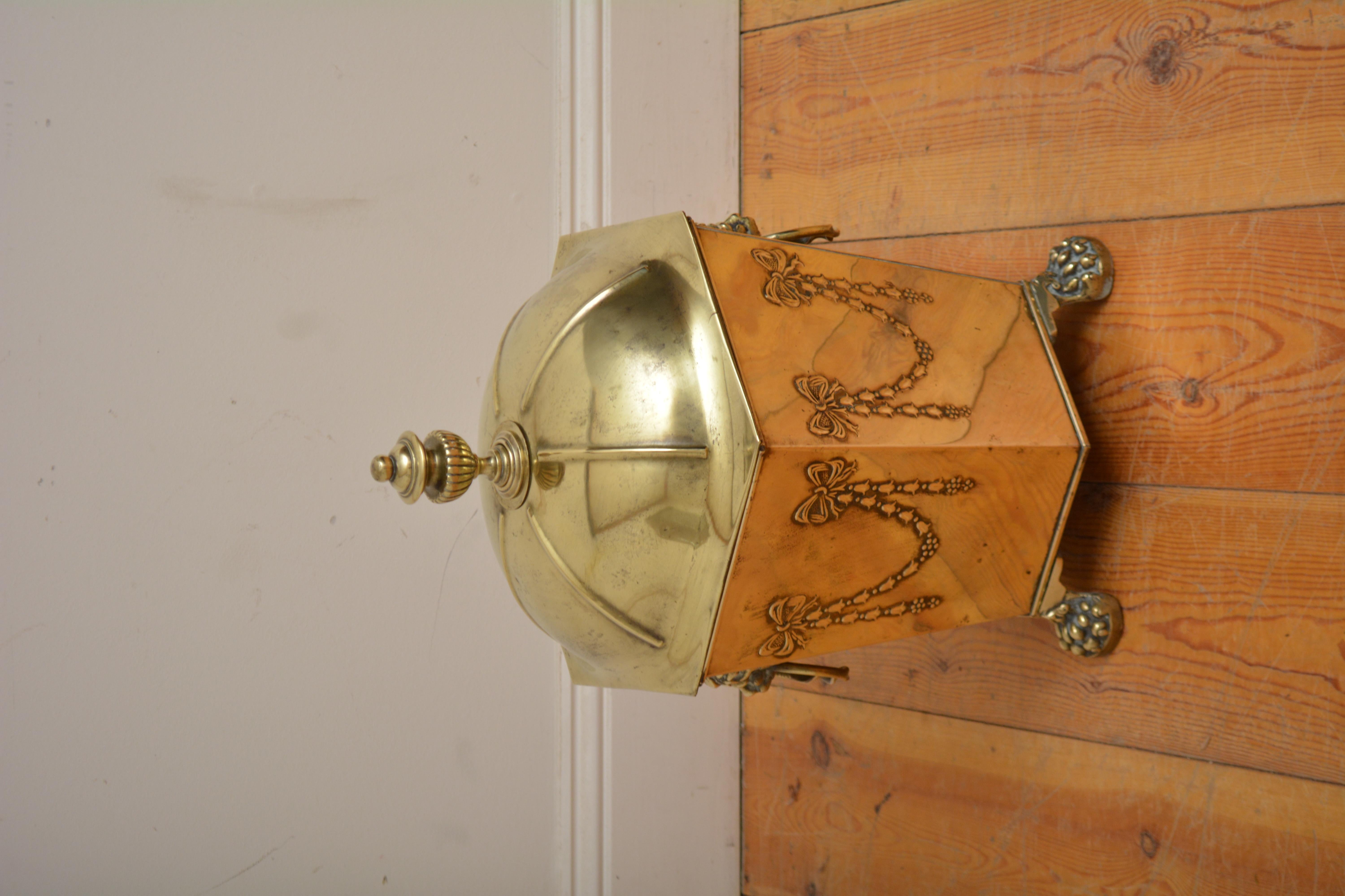Sn5703 Attraente vaso per piante / bidone per il carbone di forma ottagonale, con coperchio sollevabile dotato di un terminale a forma di vaso con decorazioni a rilievo che racchiude una fodera originale con due maniglie. Ciascuna parte ha delle