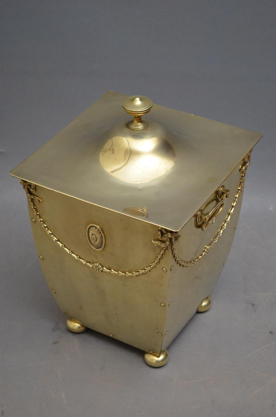 Sn4364, elegant Edwardian brass coal bin with lift up top, original liner and carrying handles, all with swags and bows decoration, standing on bun feet. This antique coal bucket would make a good planter, circa 1900.
Measures: H 20