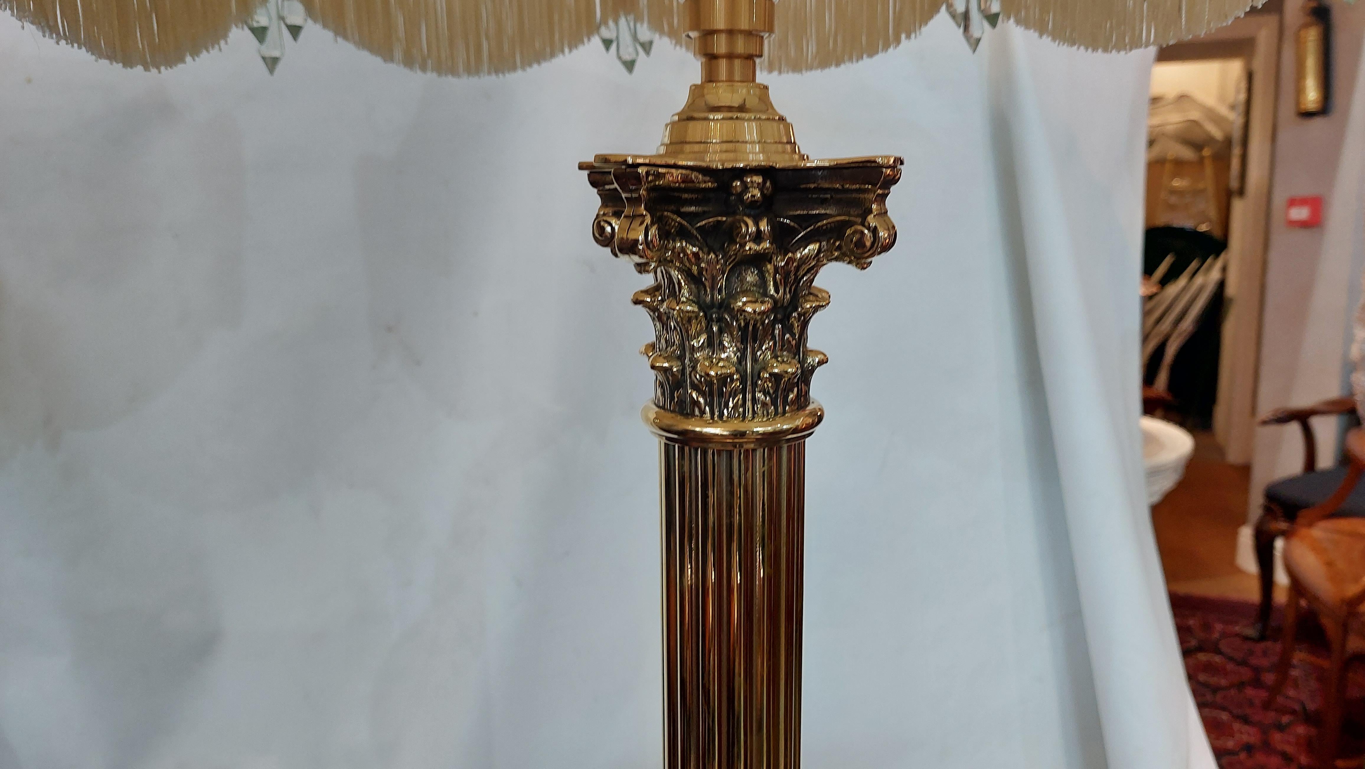 English Edwardian Brass Corinthian Column Table Lamp  For Sale