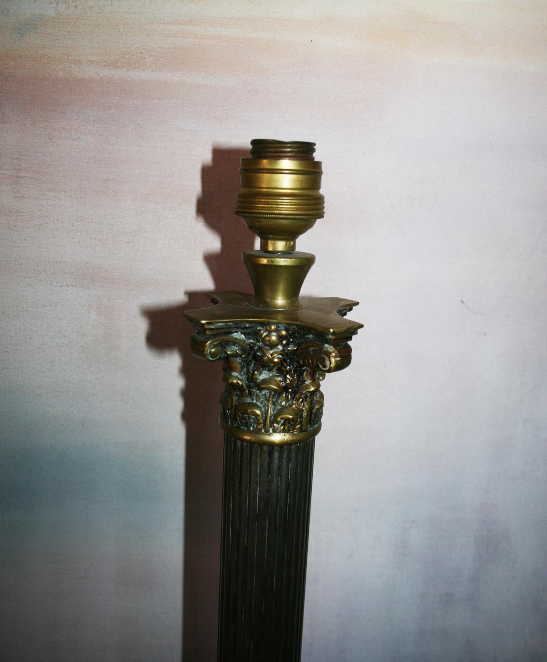 Edwardian Brass and Marble Corinthian Column Table Lamp.Early 20th Century In Good Condition In Mombuey, Zamora