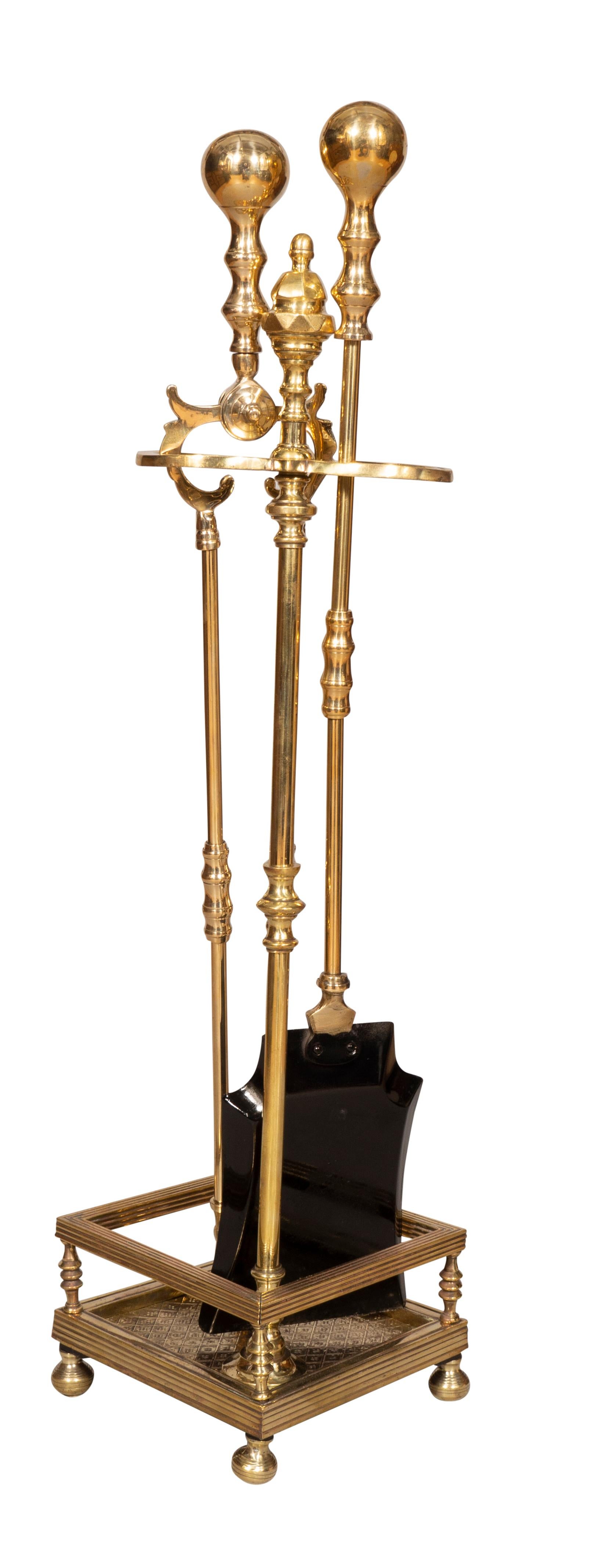 Edwardian Brass Fireplace Set In Good Condition In Essex, MA
