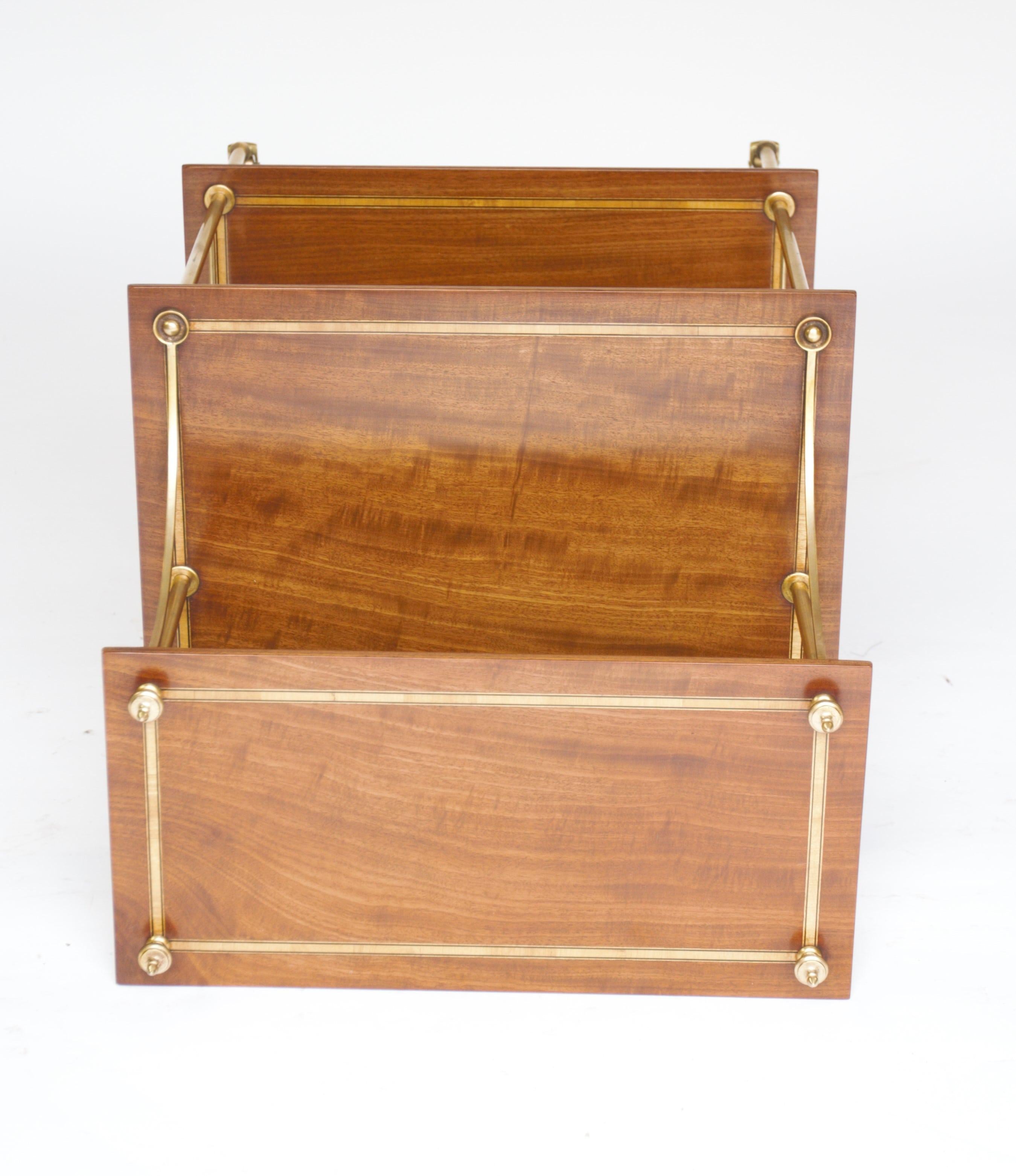 Etagère Edouardienne à 3 niveaux en laiton et acajou incrusté Bon état - En vente à Dereham, GB