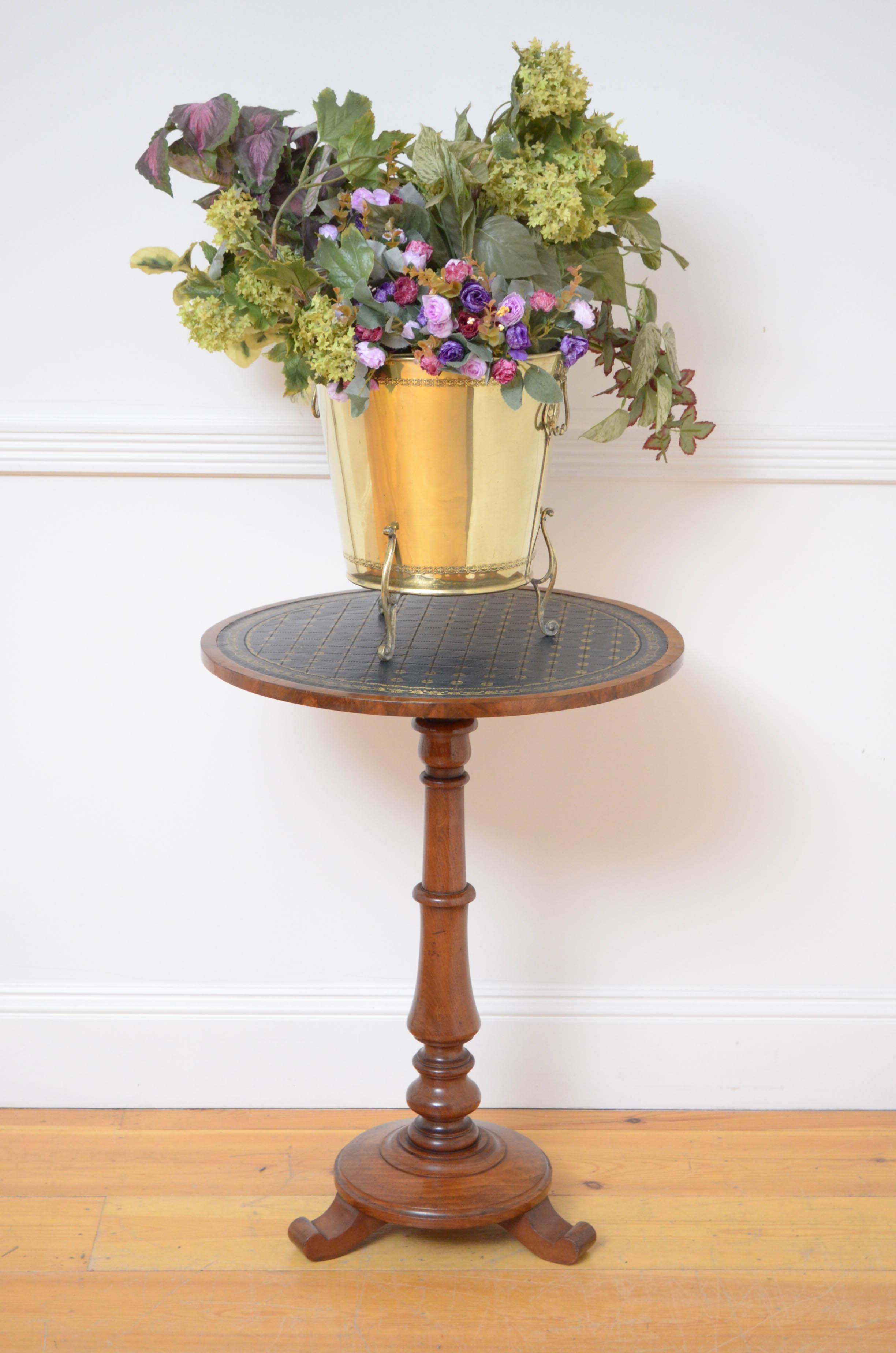 K0 Edwardian brass coal bucket or planter, having original lift up lid with beaded edge enclosing original removable liner, all fitted with shaped carrying handles and 3 cabriole legs. This antique coal bin has been cleaned and polished and is ready