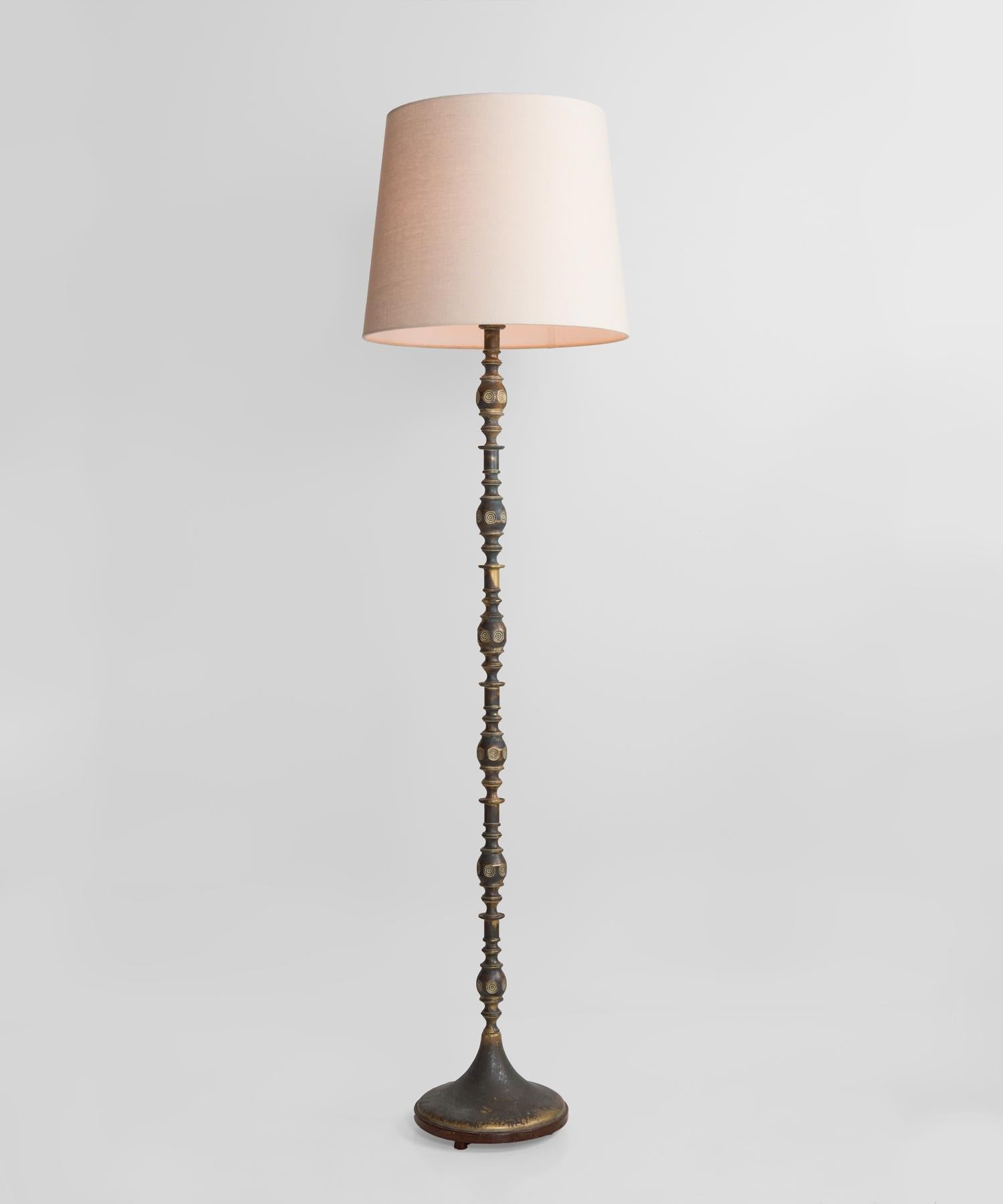 Edwardian brass standard lamp, England, circa 1900.

Solid brass stand with decorative form, and new linen shade.
