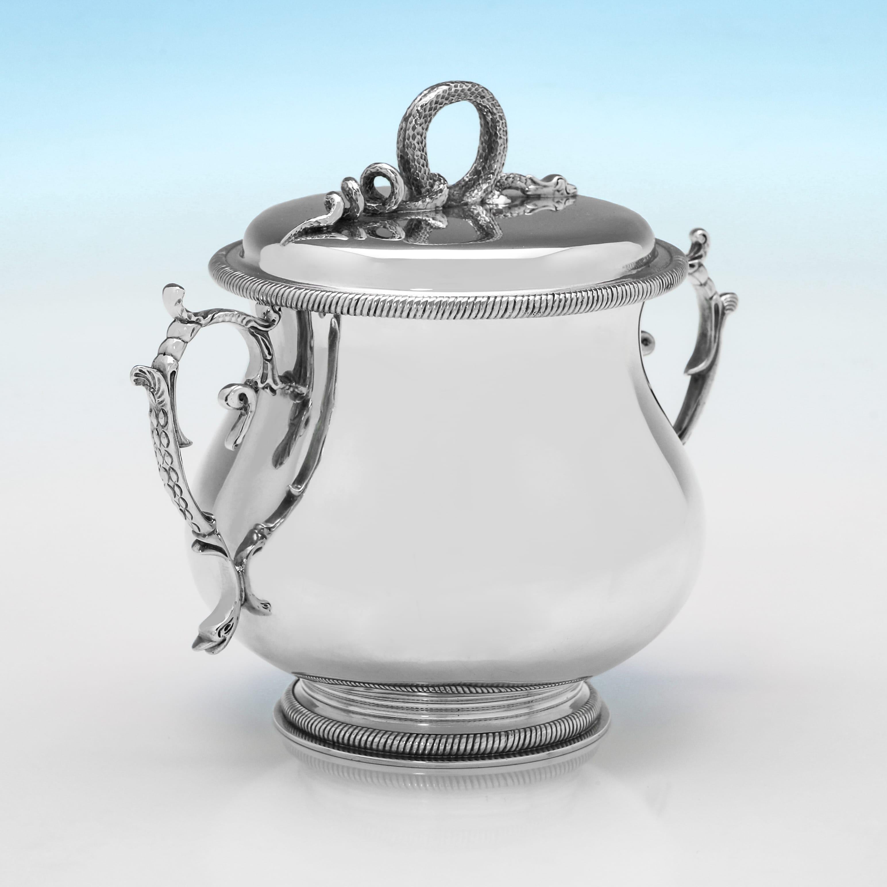 Marchiato a Londra nel 1908 (marchio del produttore sovrastampato dopo il 1937 dall'azienda di vendita al dettaglio Hicklenton & Phillips), questo bel portarifiuti antico in argento Britannia Standard di epoca edoardiana ha un design semplice, con