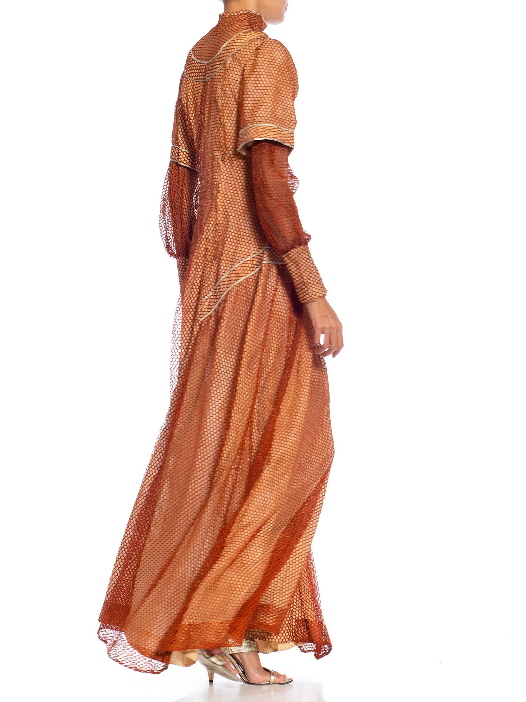 Bronzefarbenes, blassrosa Satinkleid mit langen Ärmeln aus Seidennetz im viktorianischen Stil im Angebot 5