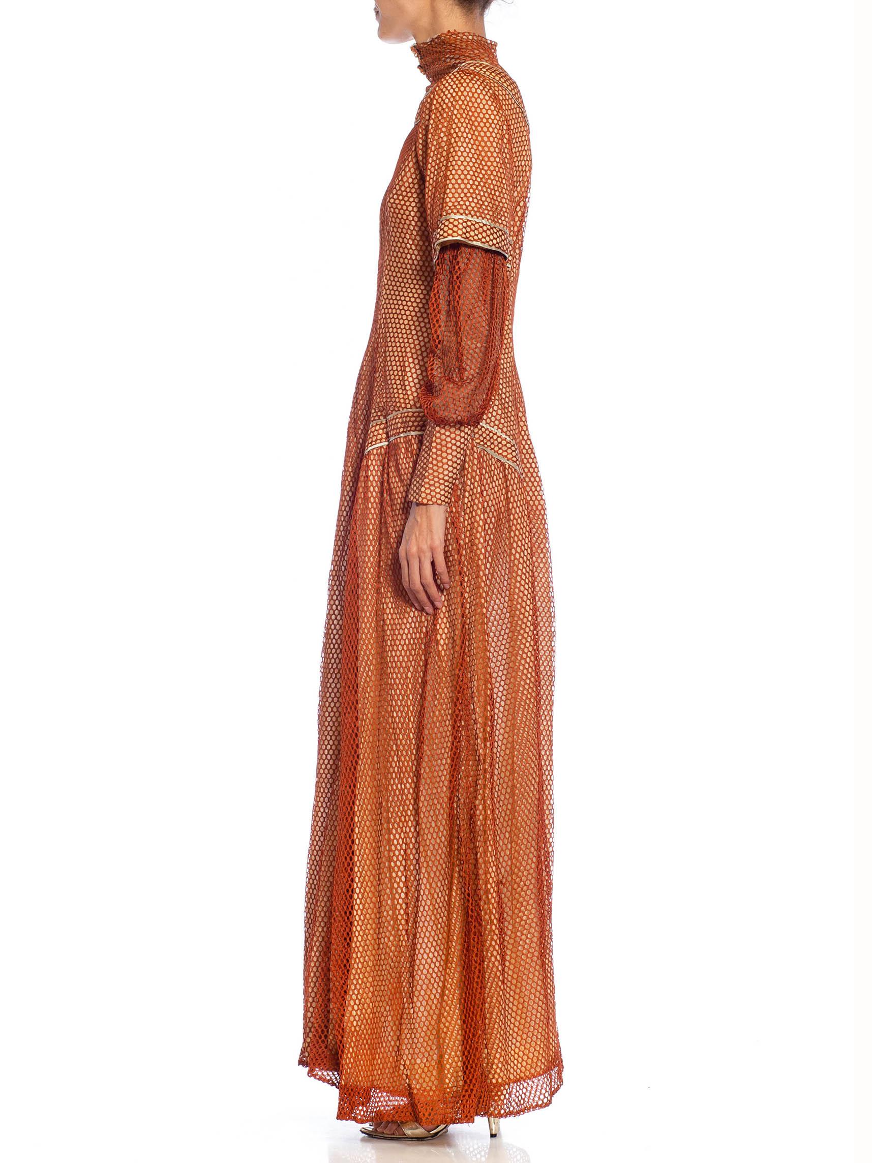 Robe édouardienne en maille de soie bronze sur satin rose pâle à manches longues