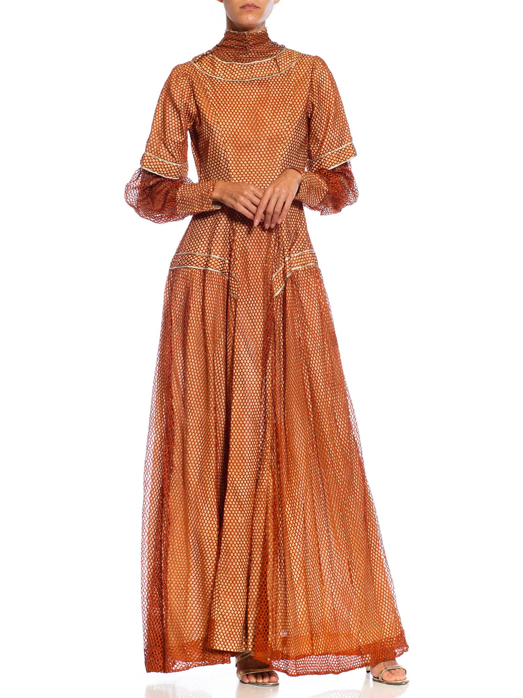 Robe édouardienne en maille de soie bronze sur soie rose pâle avec manches longues en vente 2