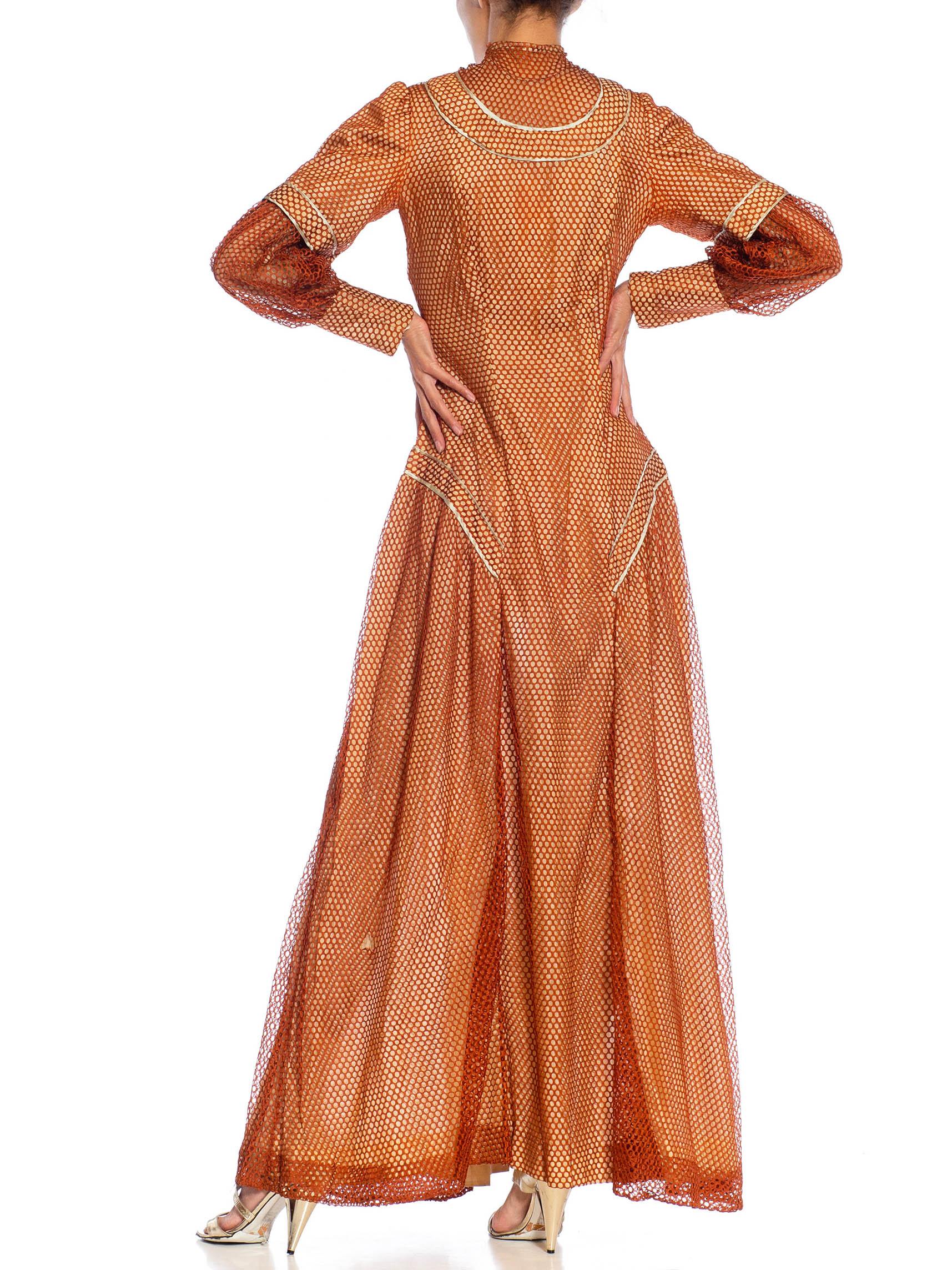 Robe édouardienne en maille de soie bronze sur soie rose pâle avec manches longues en vente 3