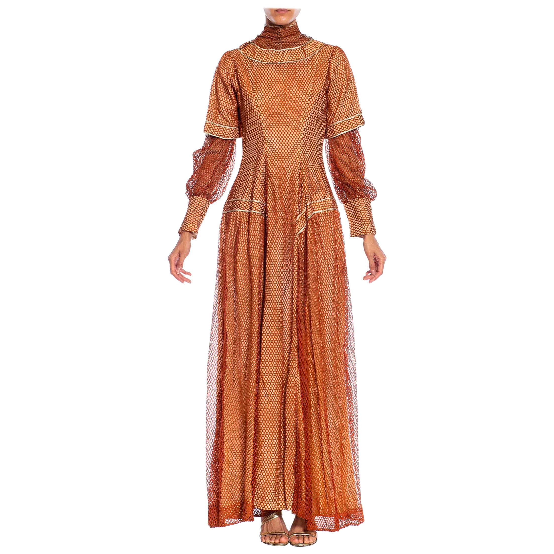 Abito edoardiano in maglia di seta bronzo su raso rosa pallido con maniche lunghe