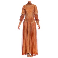 Abito edoardiano in maglia di seta bronzo su raso rosa pallido con maniche lunghe