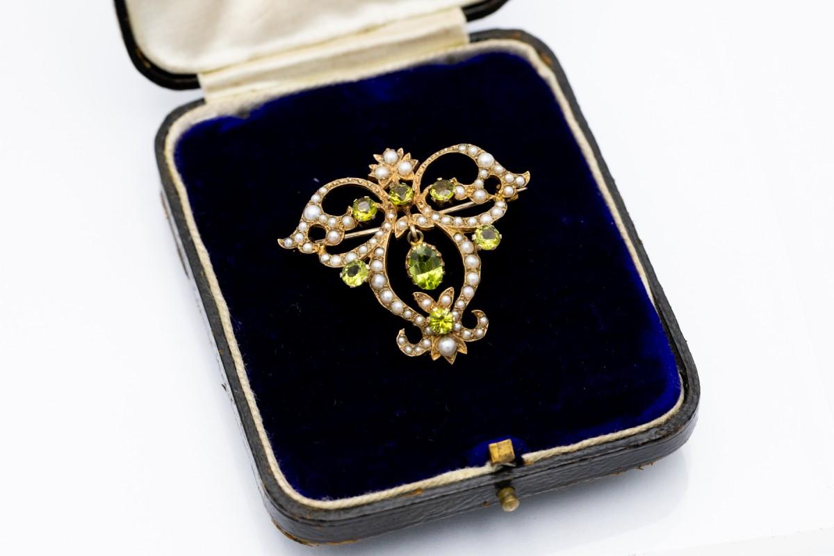 Bijoux anciens, soi-disant broche-pendentif de style édouardien, début du 20e siècle.

Magnifique construction Art Nouveau en or 9 carats, sertie de 69 perles naturelles, ornée en outre de 7 olivines naturelles d'un poids total d'environ