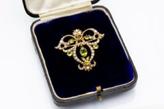Edwardian brooch pendant with peridot and pearls, early 20th century.