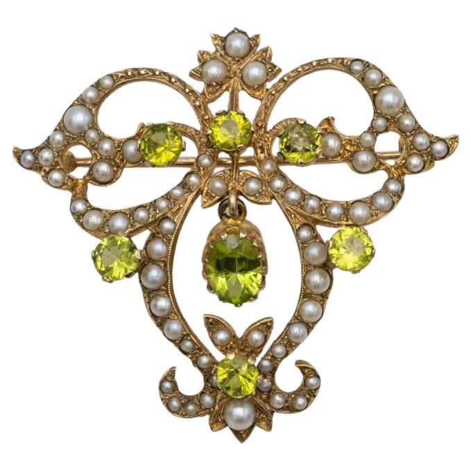 Broche eduardiano colgante con peridoto y perlas, principios del siglo XX.