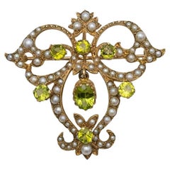 Antique Edwardian brooch pendant with peridot and pearls, early 20th century.