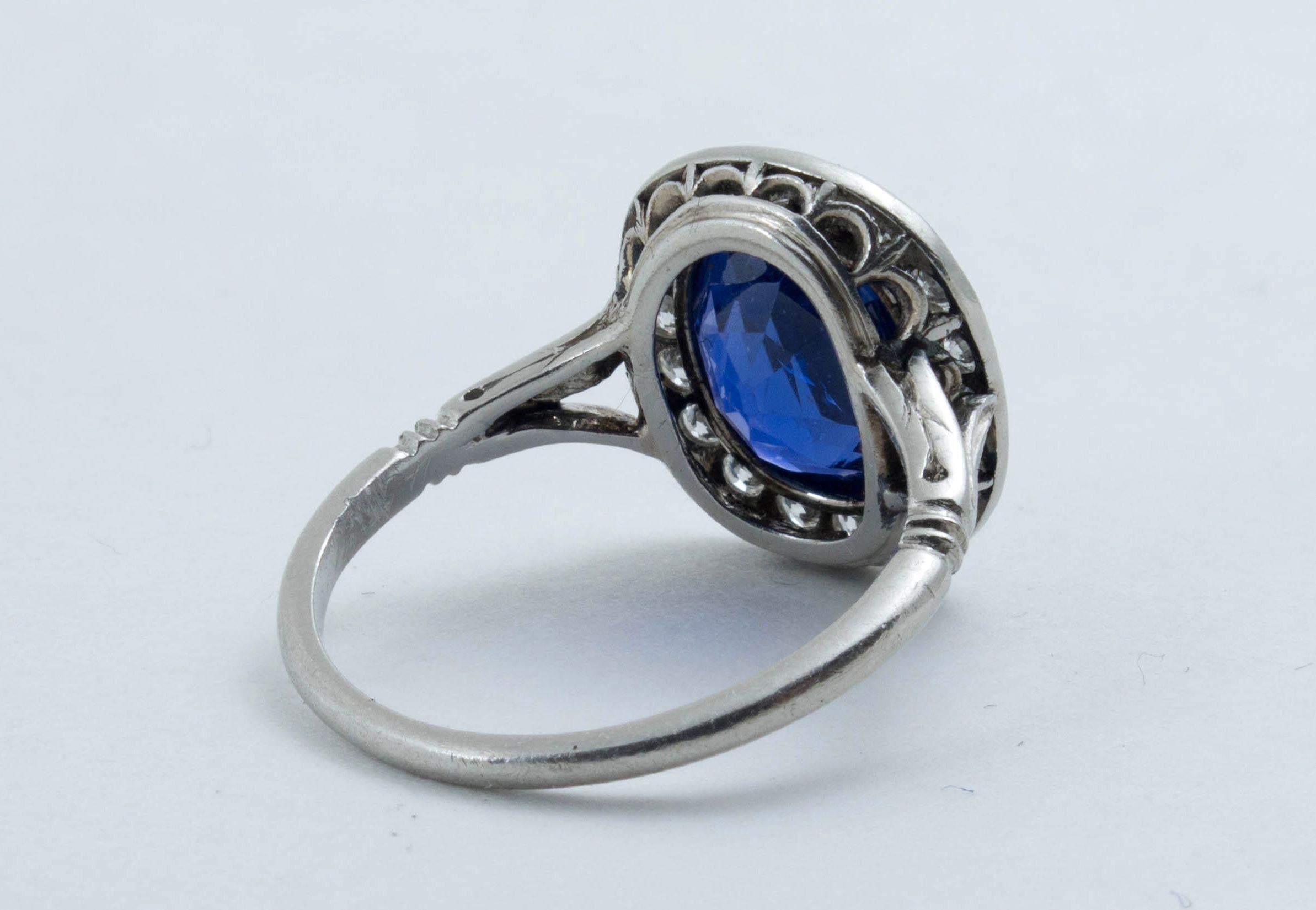 Verlobungsring aus Platin mit unbehandeltem blauem Burma-Saphir und Diamant im viktorianischen Stil (Edwardian) im Angebot