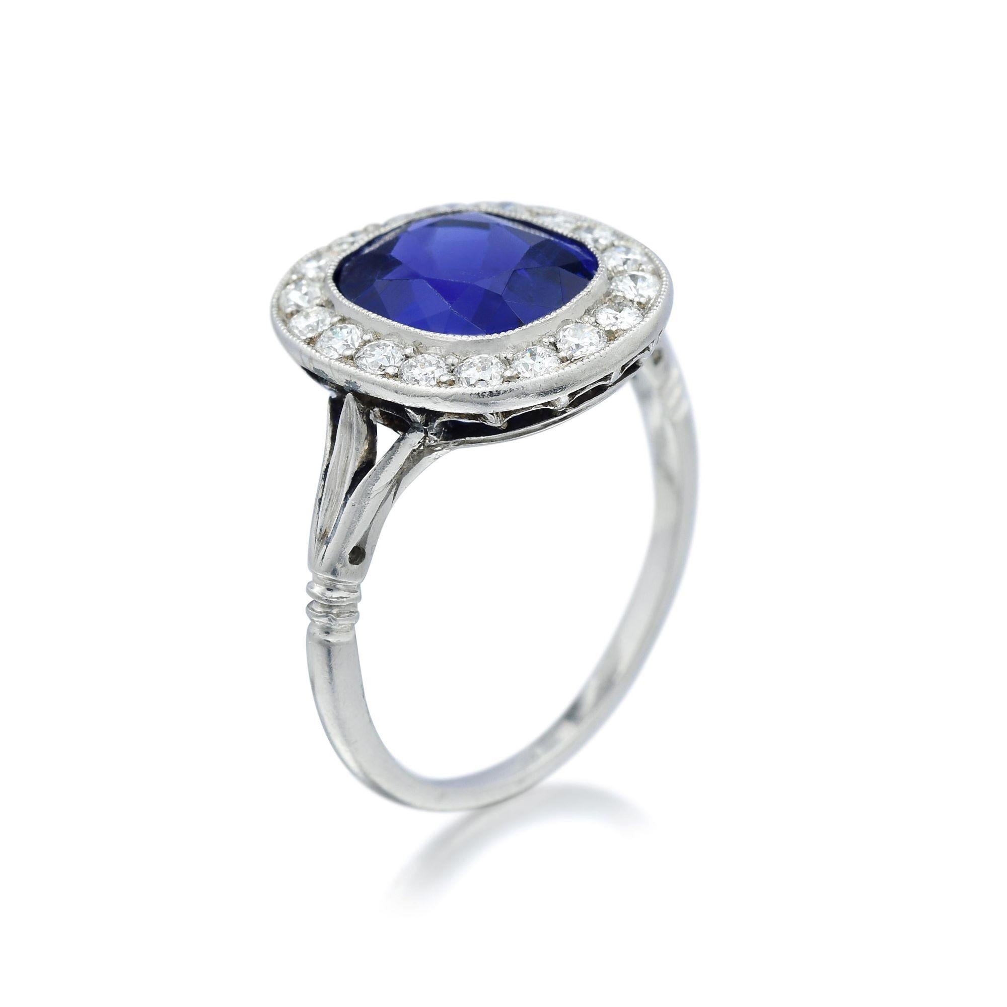 Verlobungsring aus Platin mit unbehandeltem blauem Burma-Saphir und Diamant im viktorianischen Stil (Kissenschliff) im Angebot