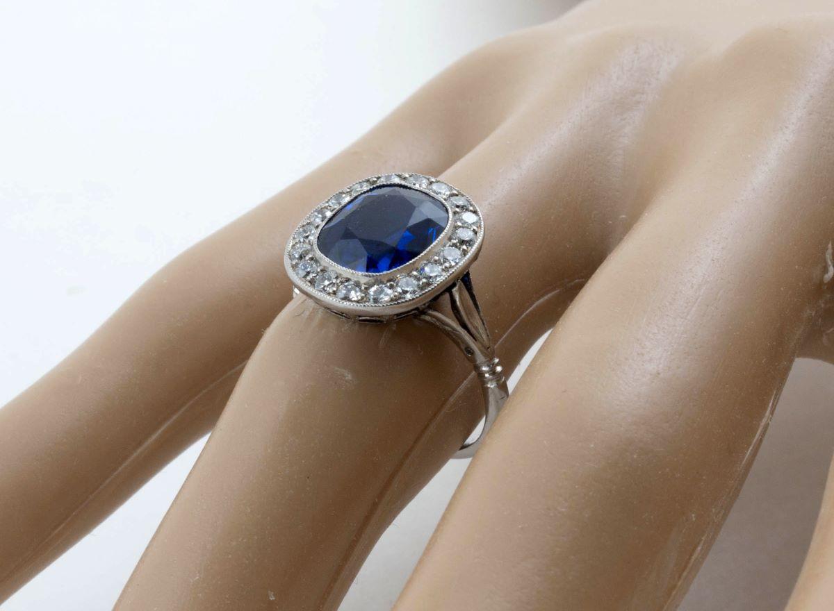 Bague de fiançailles édouardienne en platine avec saphir bleu de Birmanie non chauffé et diamant en vente 2