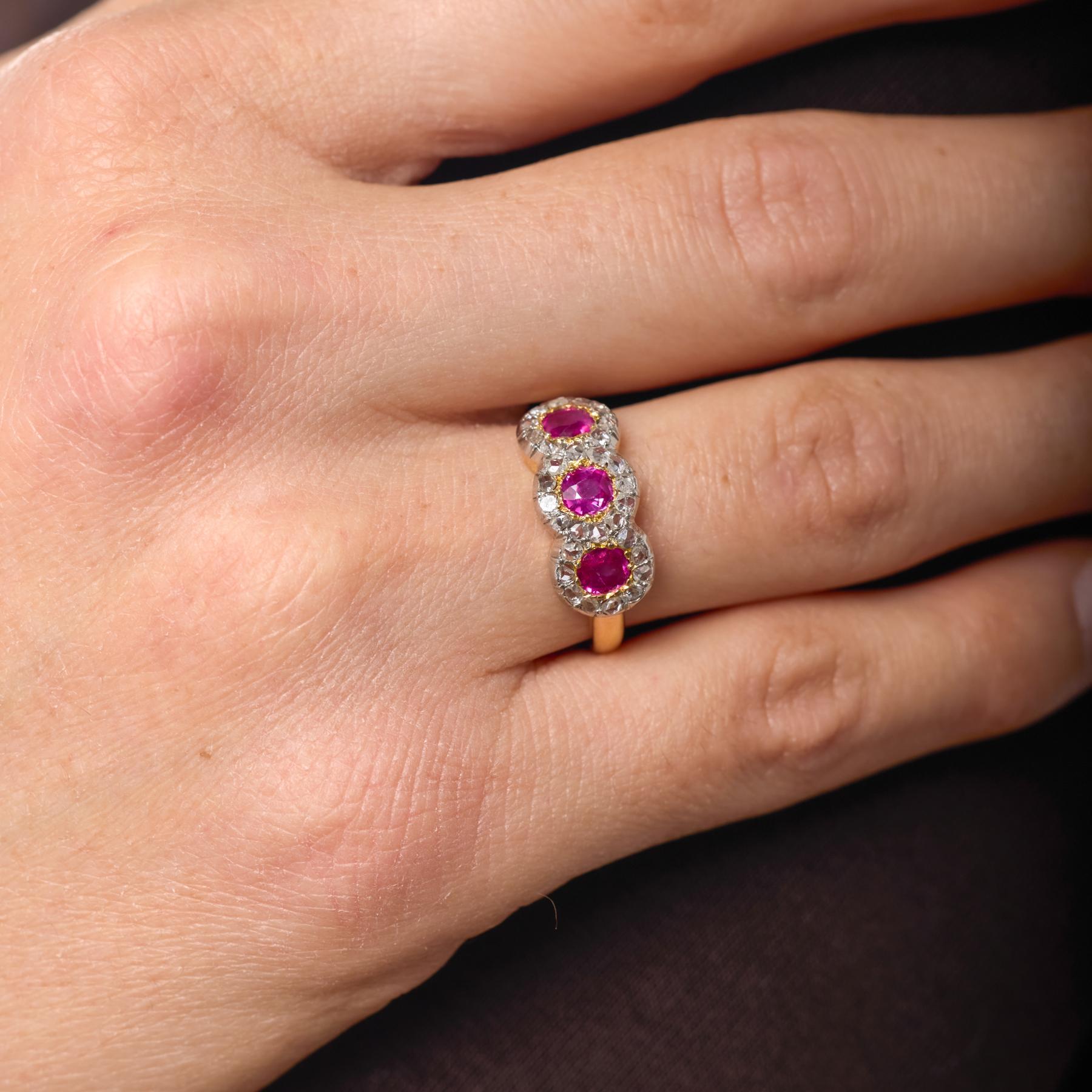Cette bague édouardienne à trois pierres est ornée de rubis birmans non traités dont la teinte vive et la pureté naturelle incarnent les plus belles qualités des pierres précieuses du début du XXe siècle. Le trio est encadré par un délicat