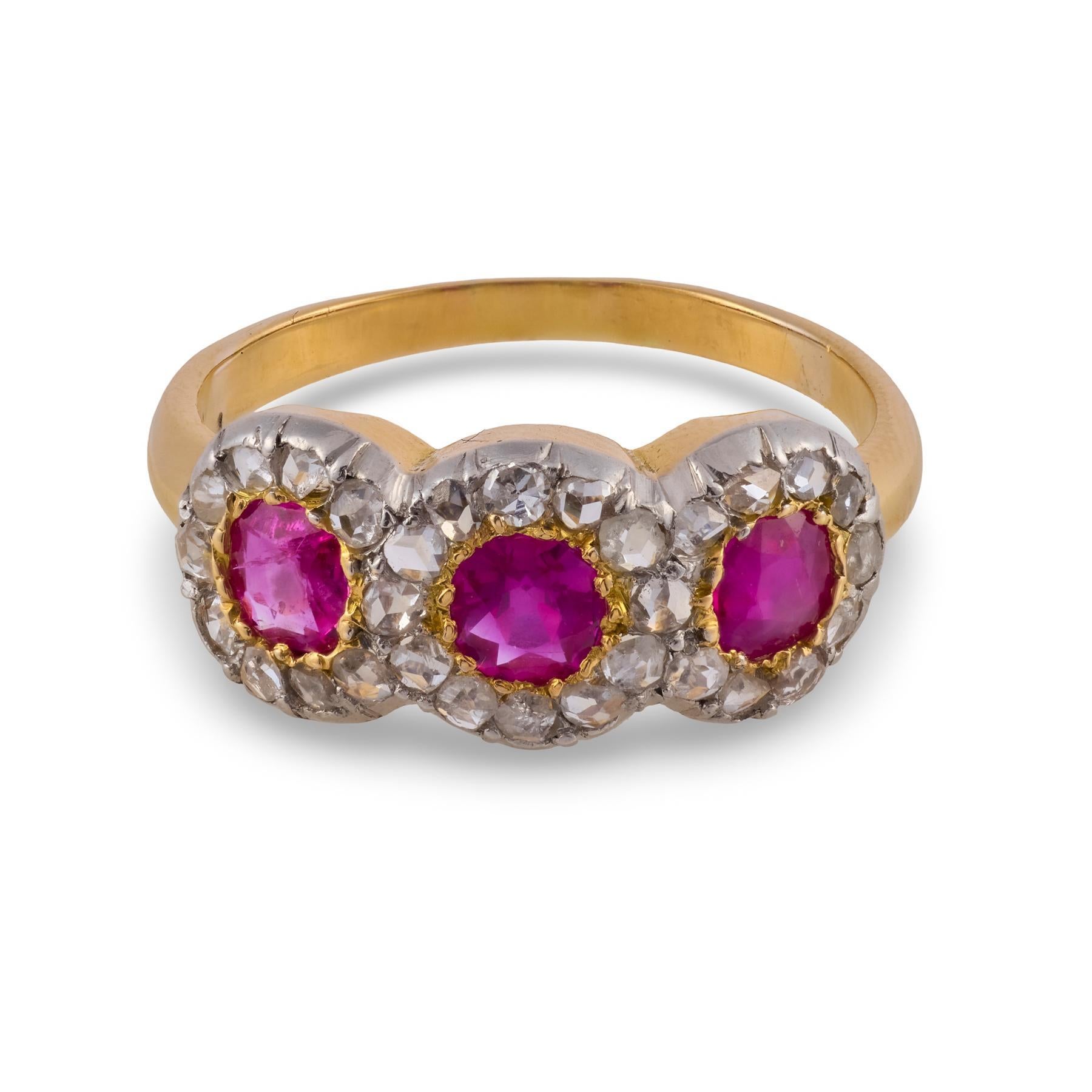 Édouardien Bague à 3 pierres, rubis et diamants, de style édouardien, de Birmanie, sans chaleur en vente