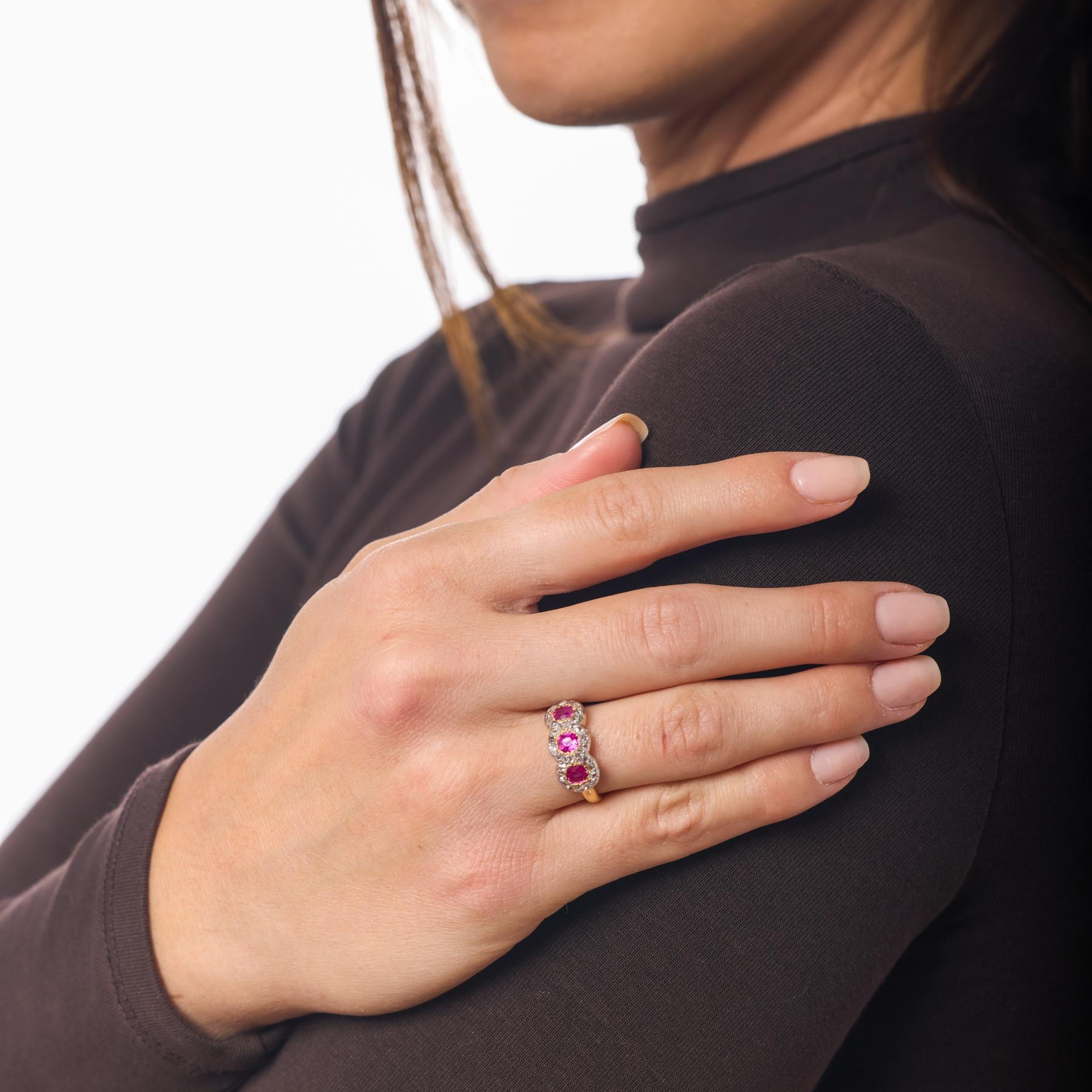 Taille ronde Bague à 3 pierres, rubis et diamants, de style édouardien, de Birmanie, sans chaleur en vente