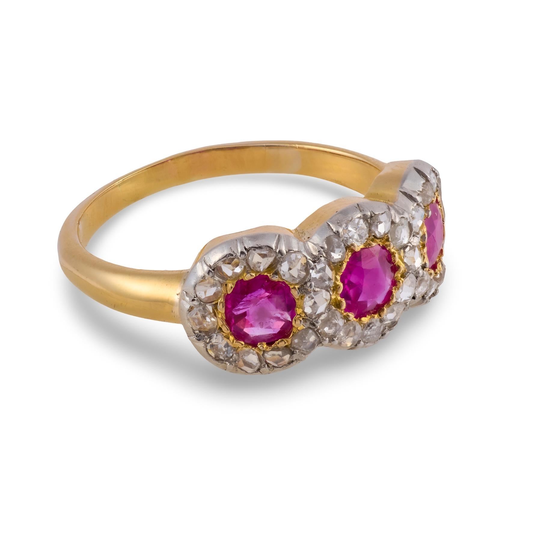 Bague à 3 pierres, rubis et diamants, de style édouardien, de Birmanie, sans chaleur Bon état - En vente à Beverly Hills, CA