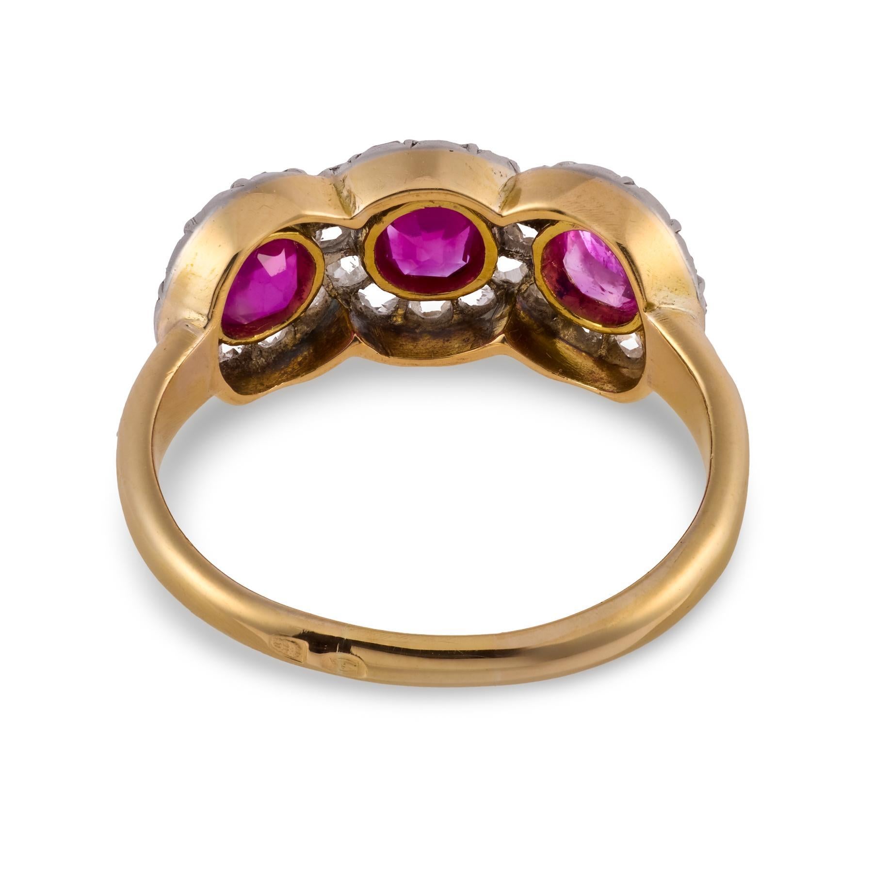 Bague à 3 pierres, rubis et diamants, de style édouardien, de Birmanie, sans chaleur Pour femmes en vente