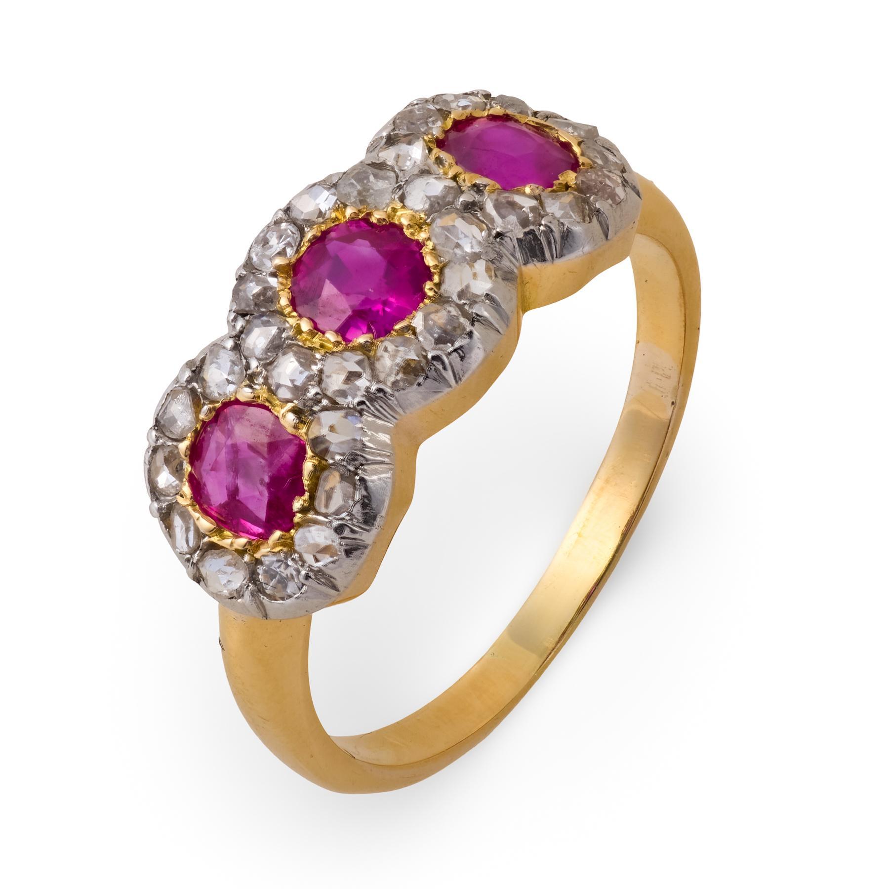 Bague à 3 pierres, rubis et diamants, de style édouardien, de Birmanie, sans chaleur en vente 2