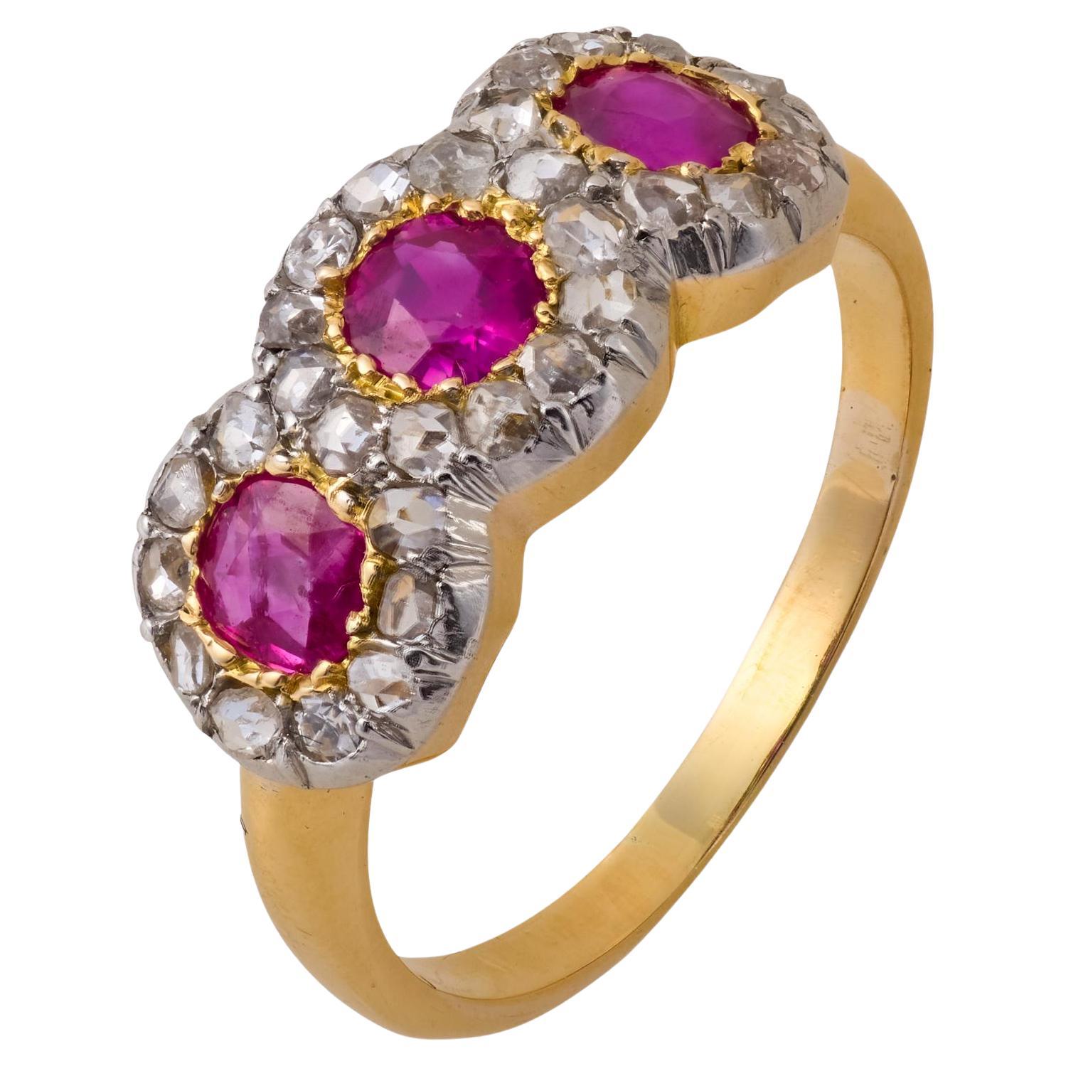 Anello a tre pietre con rubino e diamante della Birmania senza calore di epoca edoardiana