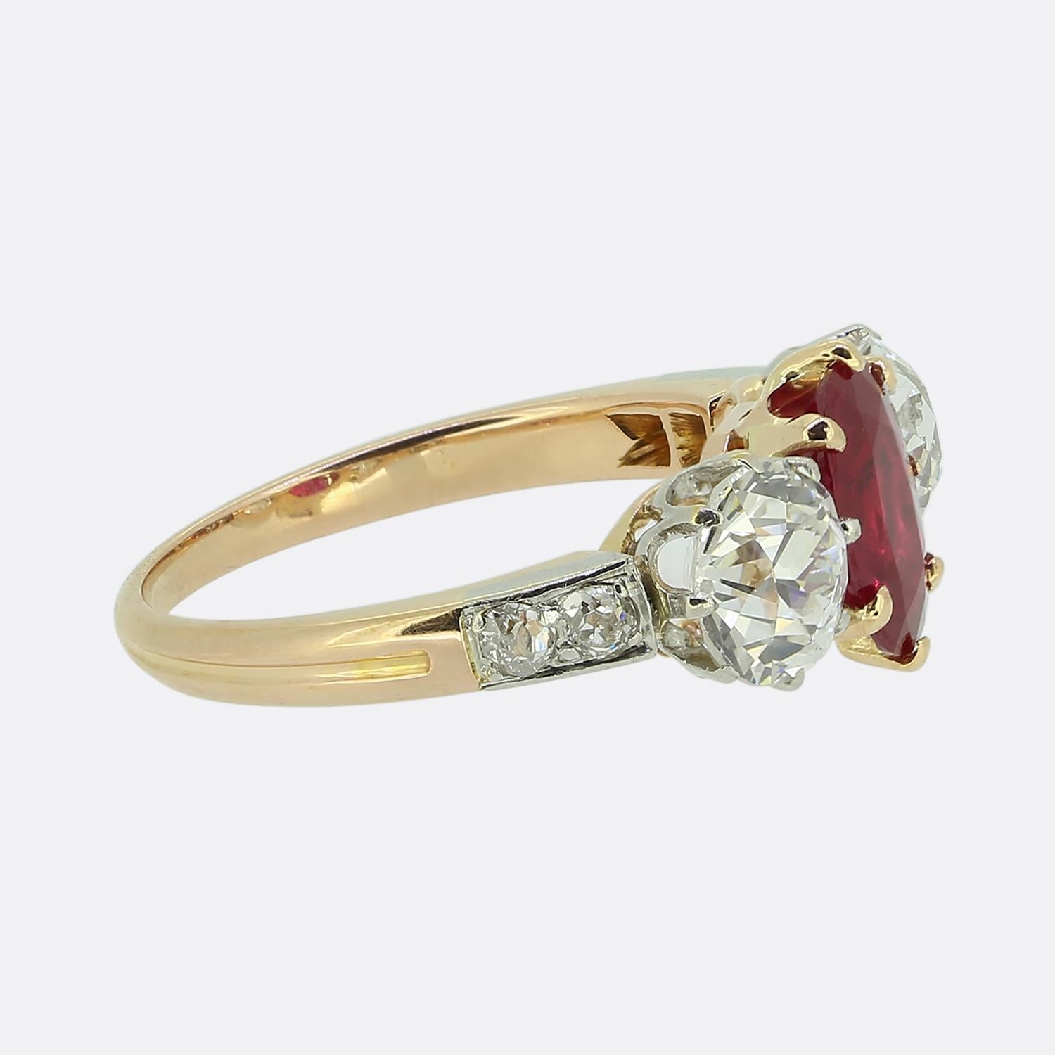 Taille ovale Bague birmane édouardienne à trois pierres, rubis et diamants en vente