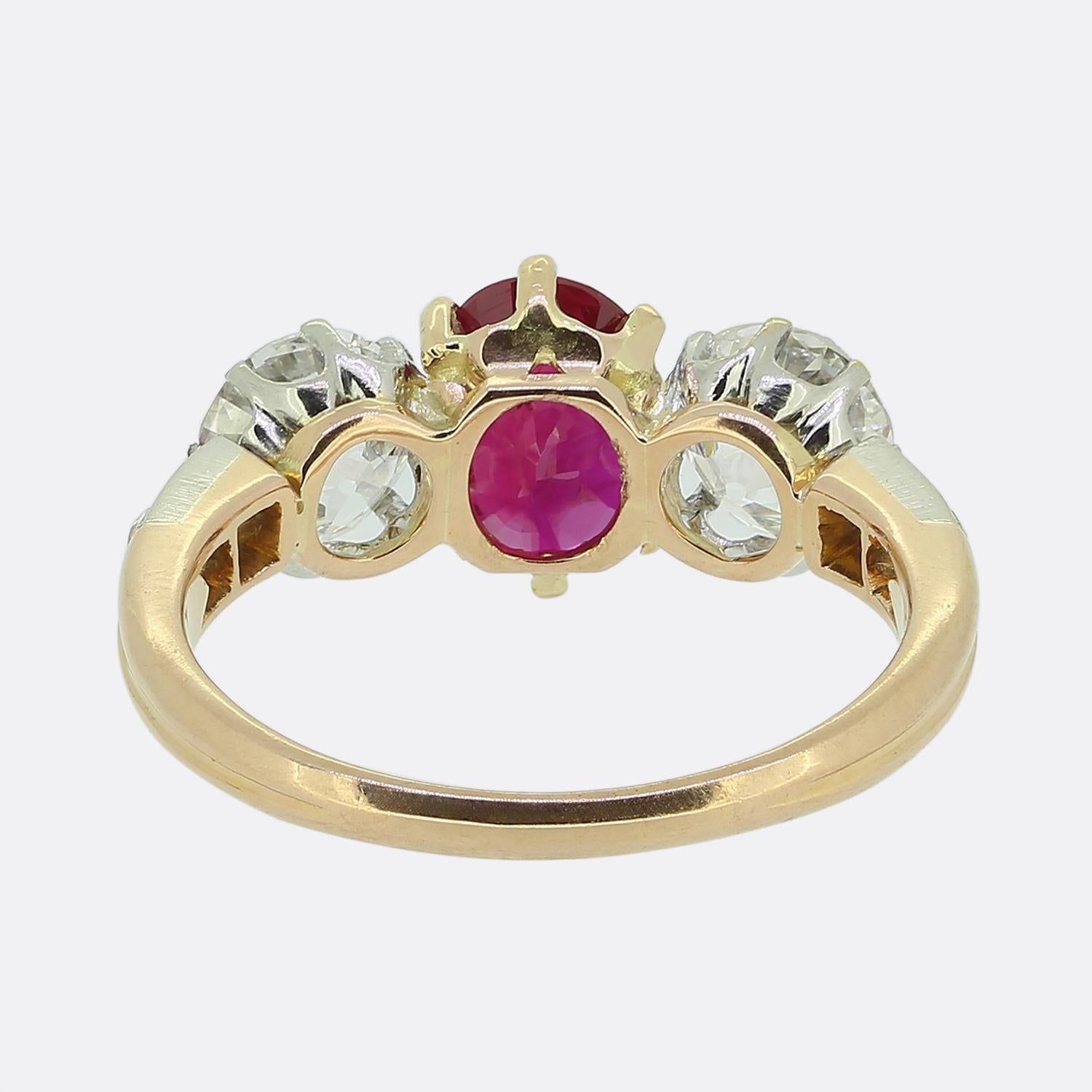 Bague birmane édouardienne à trois pierres, rubis et diamants Bon état - En vente à London, GB
