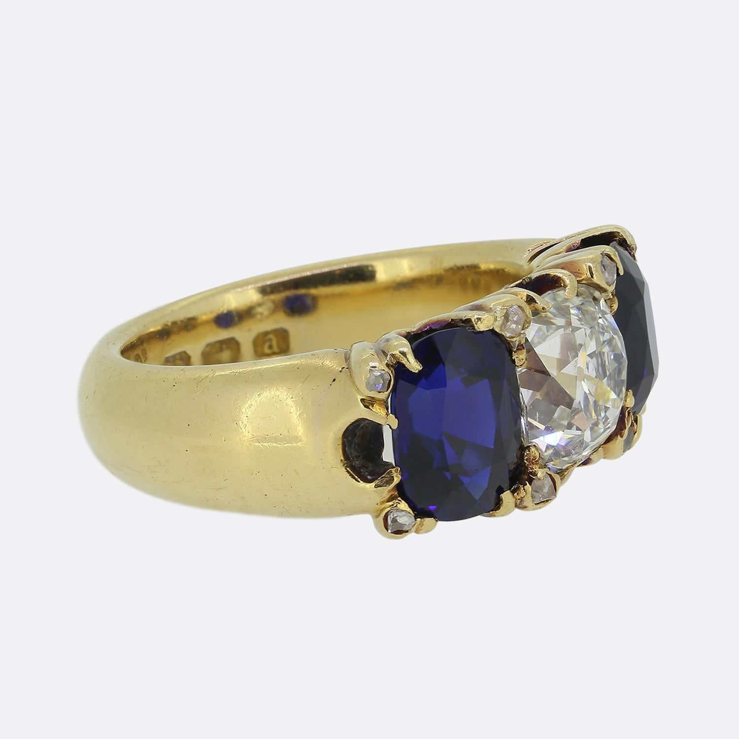 Anillo eduardiano birmano de zafiro y diamantes de tres piedras Eduardiano en venta
