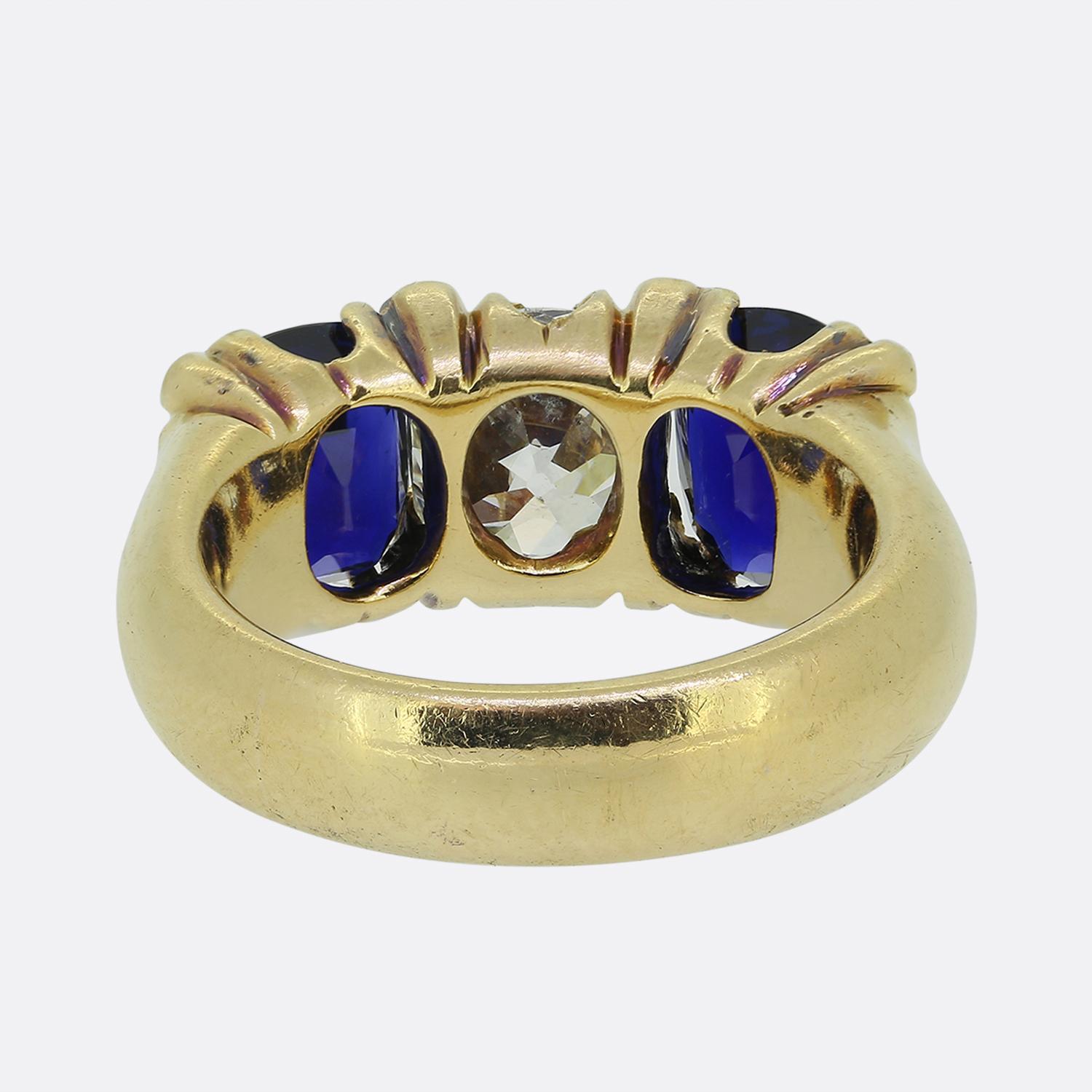 Anillo eduardiano birmano de zafiro y diamantes de tres piedras Corte cojín antiguo en venta