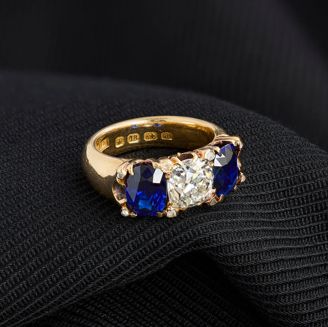 Anillo eduardiano birmano de zafiro y diamantes de tres piedras en Bueno estado para la venta en London, GB