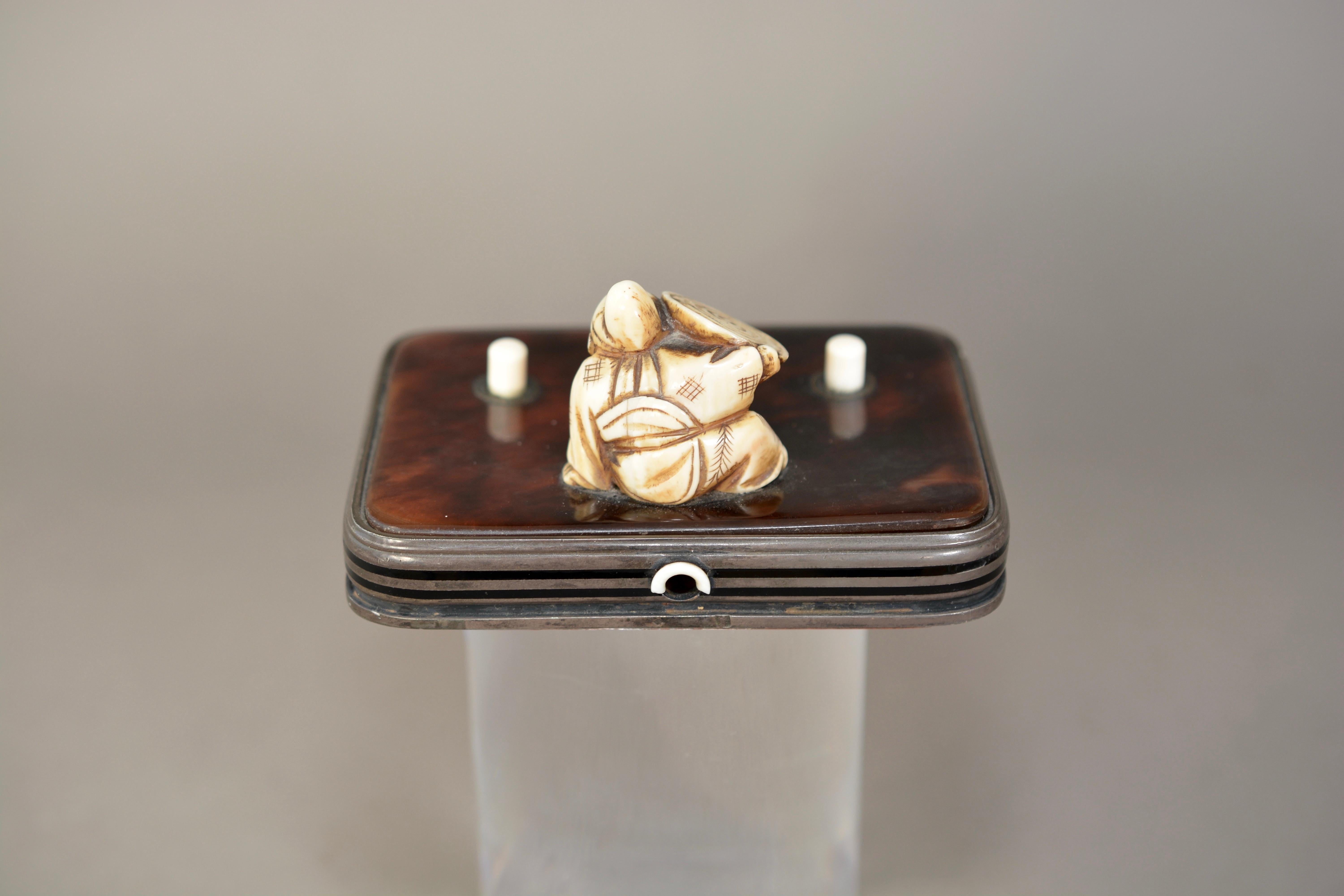 Poussoir à cloche pour majordome dans une maison de campagne édouardienne. C'est vraiment la Rolls Royce des pousseurs de sonnettes. Un personnage en ivoire japonais sculpté à la main est assis sur une écaille de tortue avec trois boutons poussoirs