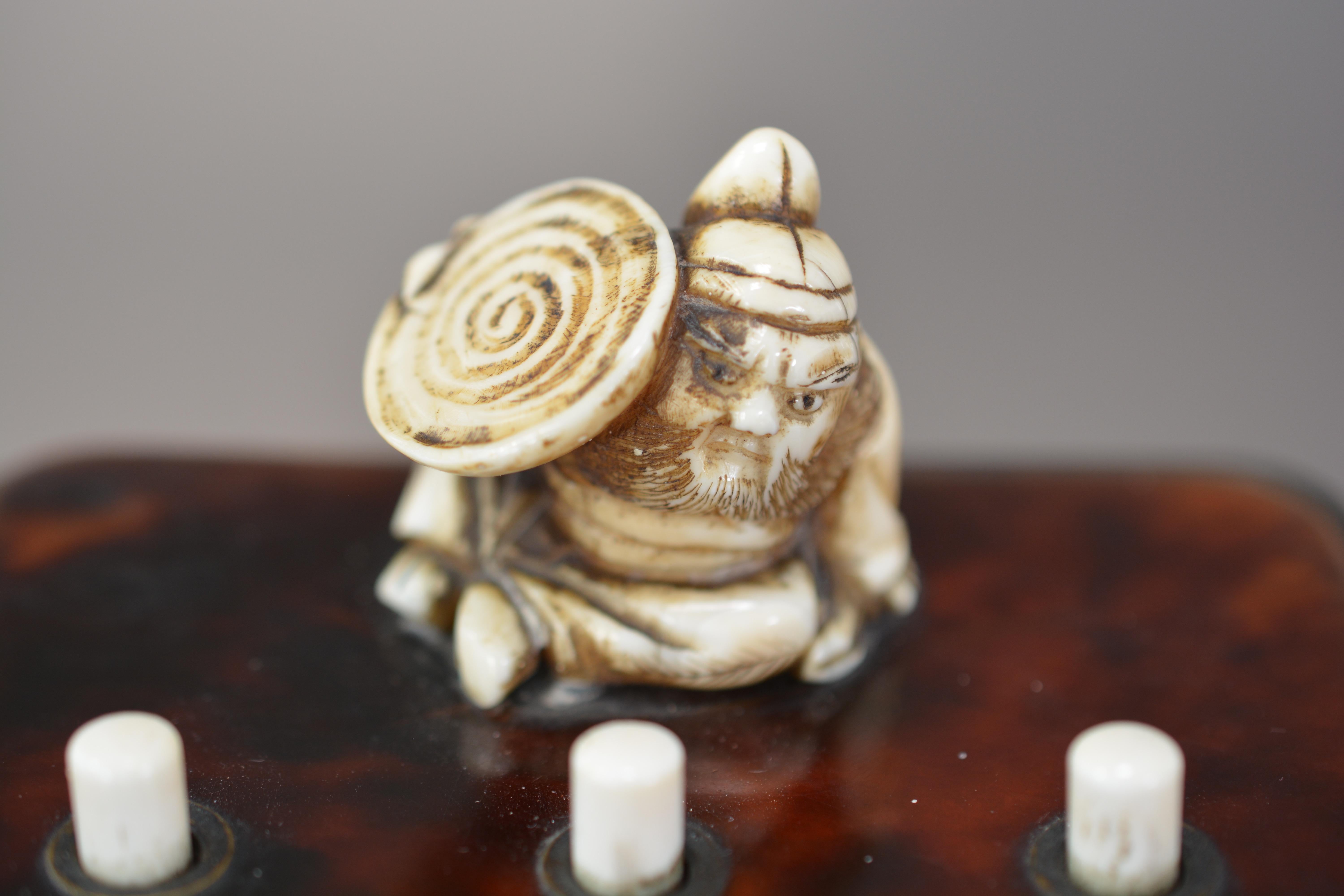 Britannique Cloche de majordome édouardienne Poussée Figure japonaise en ivoire sur écaille de tortue