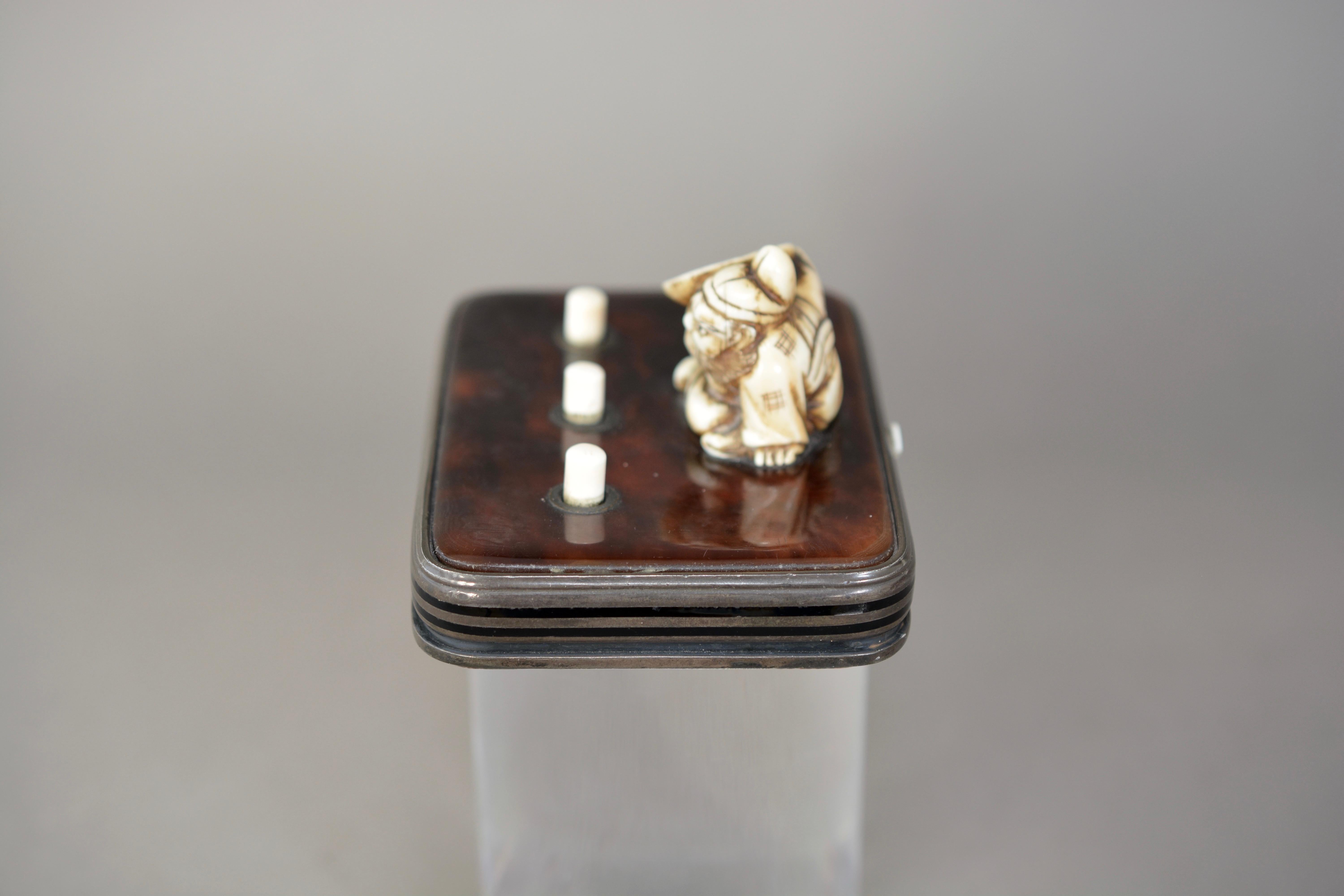 Cloche de majordome édouardienne Poussée Figure japonaise en ivoire sur écaille de tortue Bon état à London, Greenwich