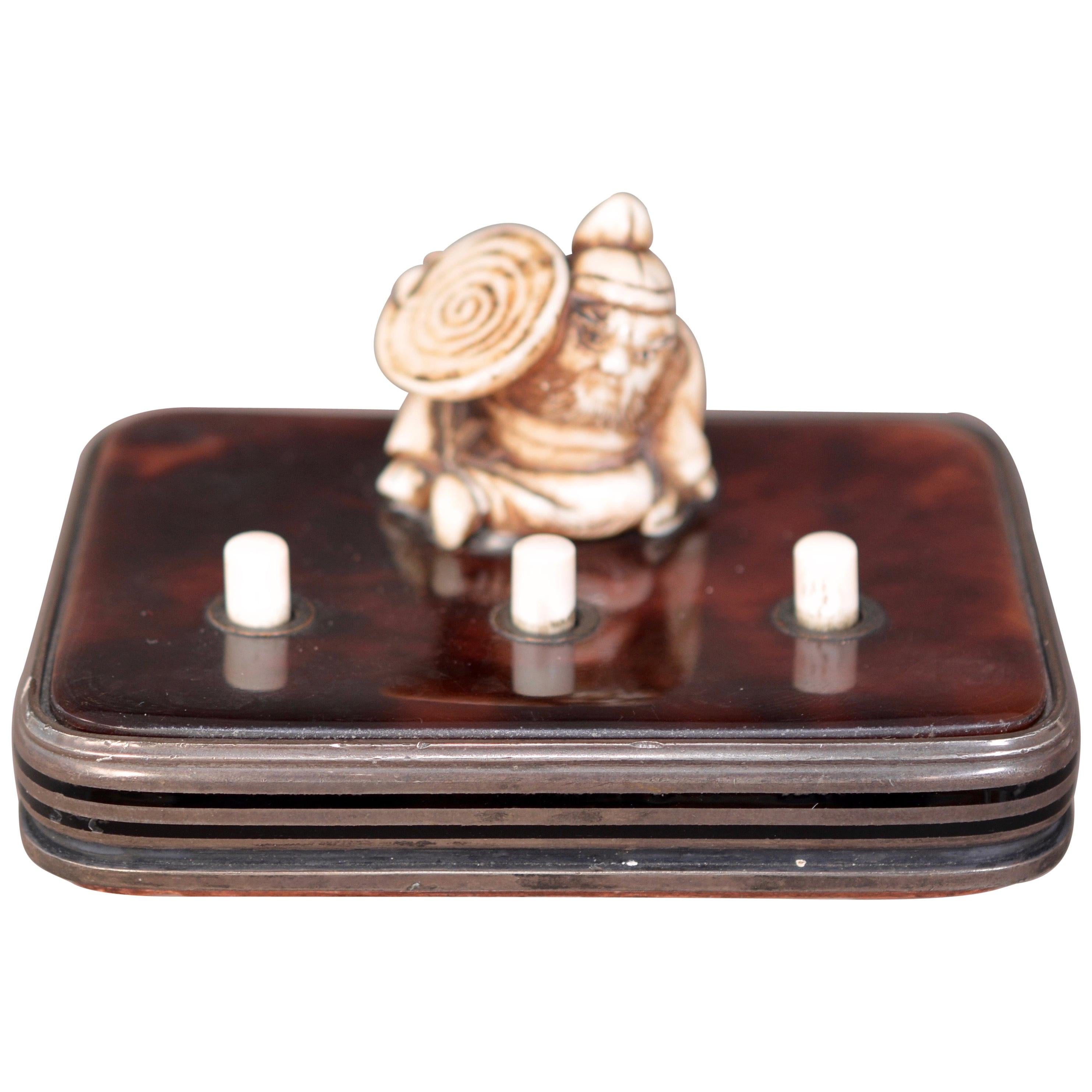 Cloche de majordome édouardienne Poussée Figure japonaise en ivoire sur écaille de tortue