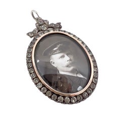 Réservé, c.1900, médaillon ancien édouardien en argent et pâte à motif de nœud papillon