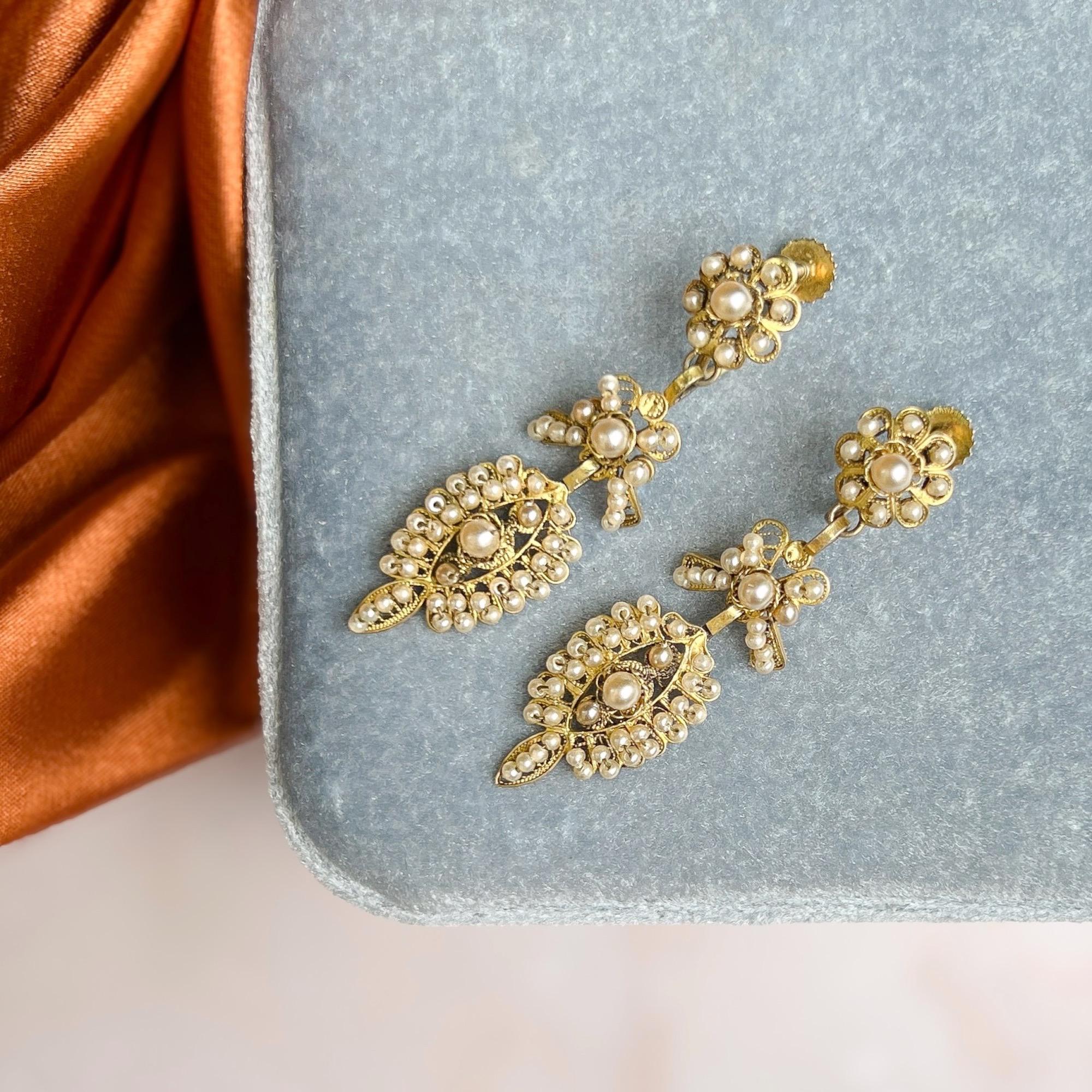 Ces charmantes boucles d'oreilles ont été créées au début du XXe siècle. 

Rapport de condition :
Excellent

Les détails...
Ces boucles d'oreilles sont fabriquées en argent doré. Ils sont estampillés 