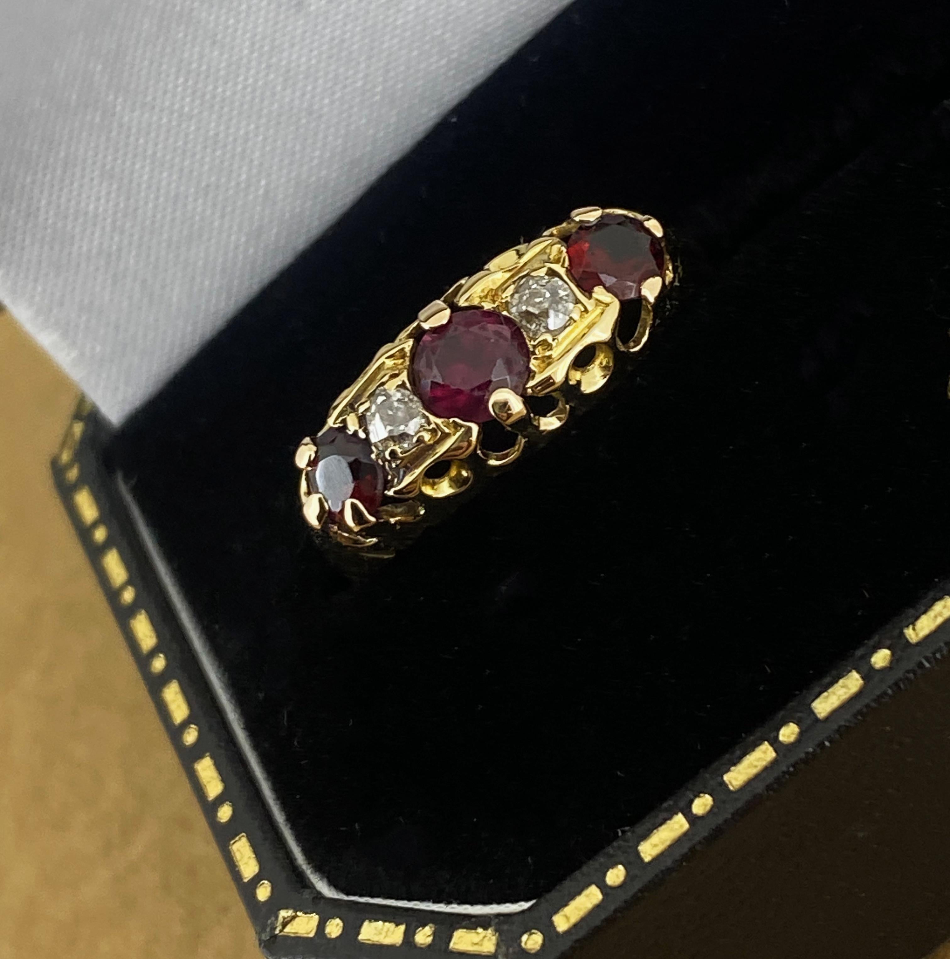 Con un design intramontabile a mezzo cerchio, 
questo anello antico edoardiano è squisitamente realizzato in oro giallo 18 carati.  

Con 3 rubini naturali rotondi piuttosto grandi, 
di uno splendido colore rosso intenso e vivido, per un totale di