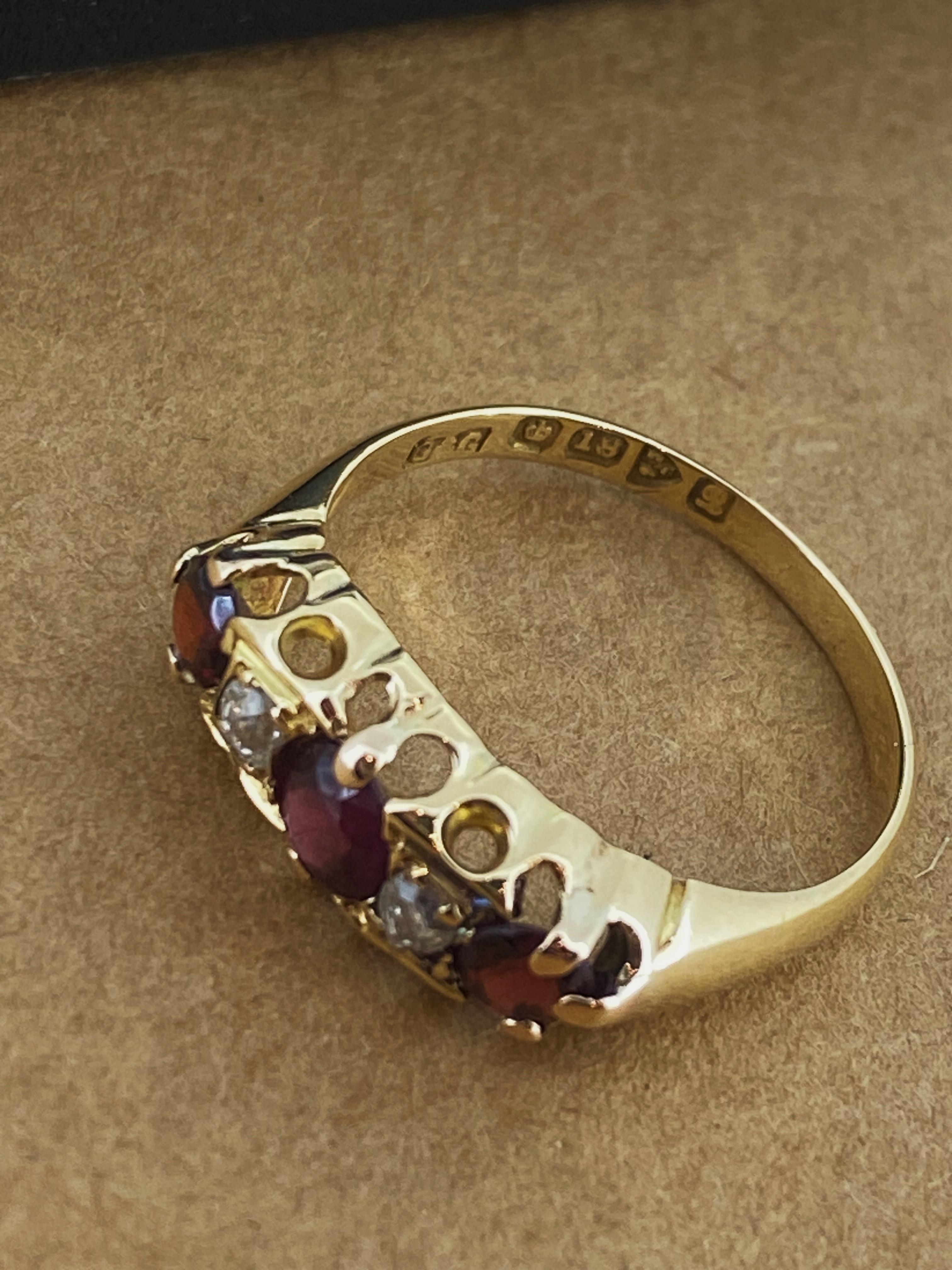 Edoardiano Anello Edwardiano c1902 Chester con rubino e diamanti a mezzo cerchio in oro giallo 18 carati, C & G. in vendita