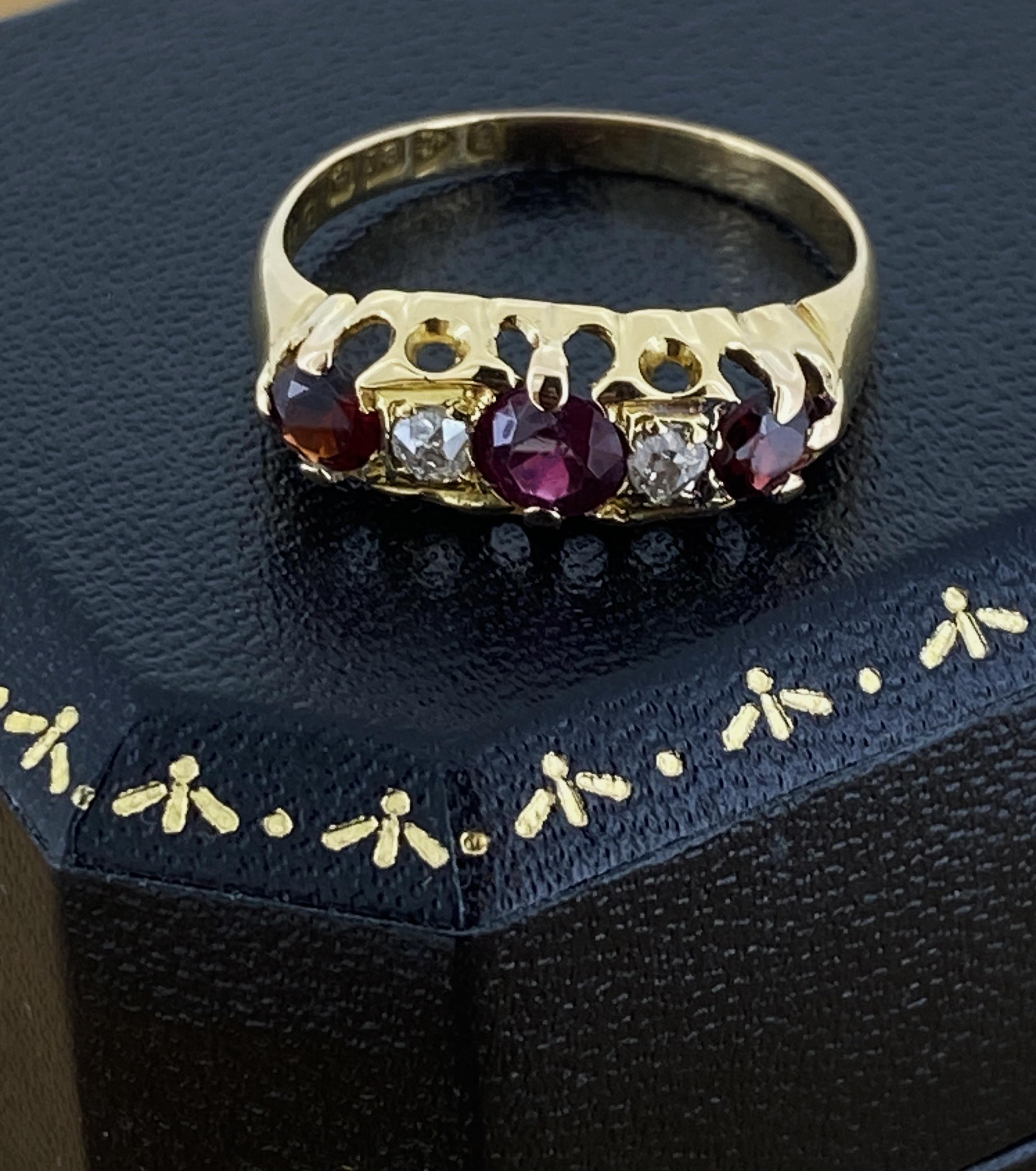 Taglio rotondo Anello Edwardiano c1902 Chester con rubino e diamanti a mezzo cerchio in oro giallo 18 carati, C & G. in vendita