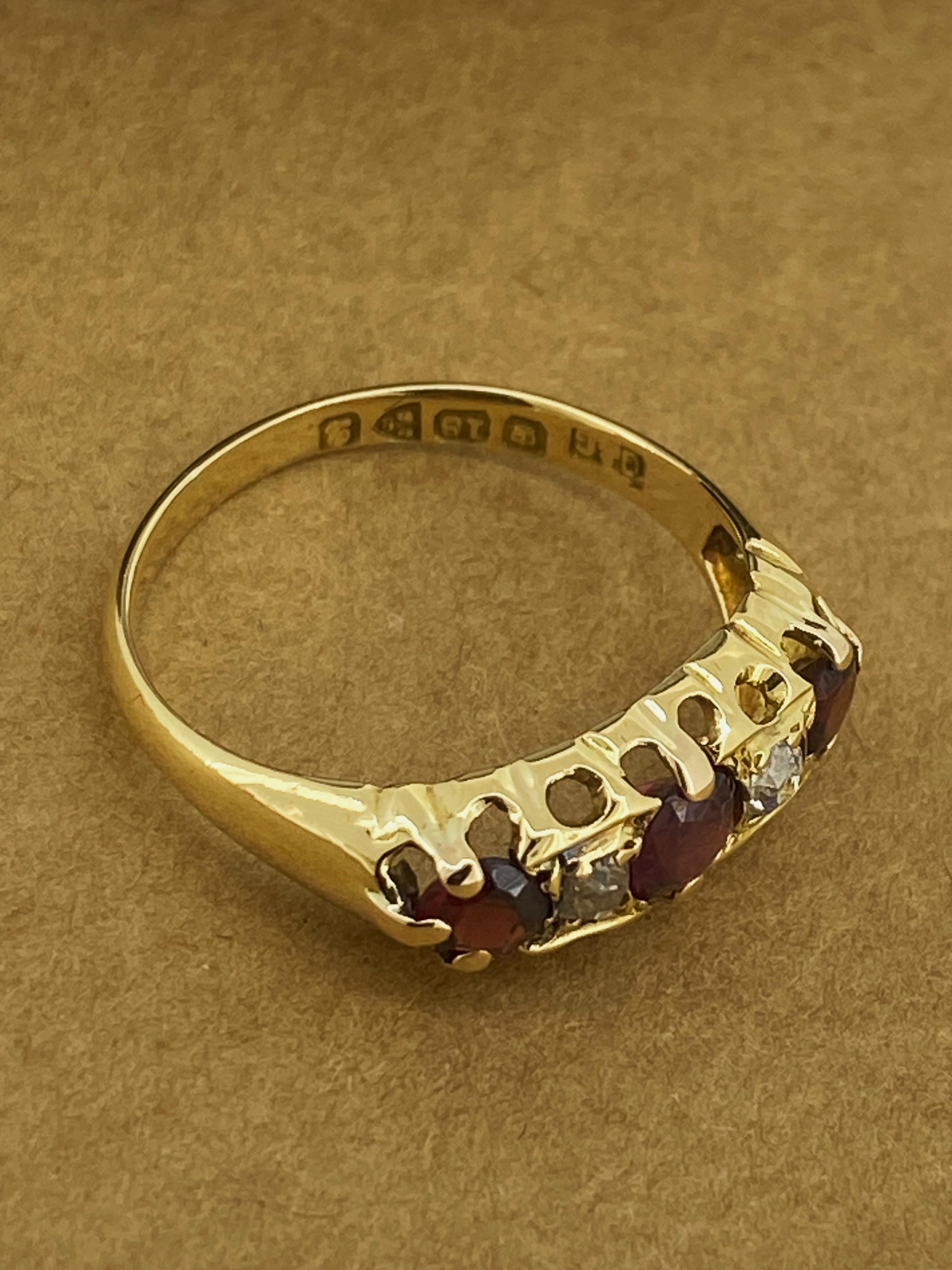 Anello Edwardiano c1902 Chester con rubino e diamanti a mezzo cerchio in oro giallo 18 carati, C & G. In condizioni ottime in vendita a MELBOURNE, AU