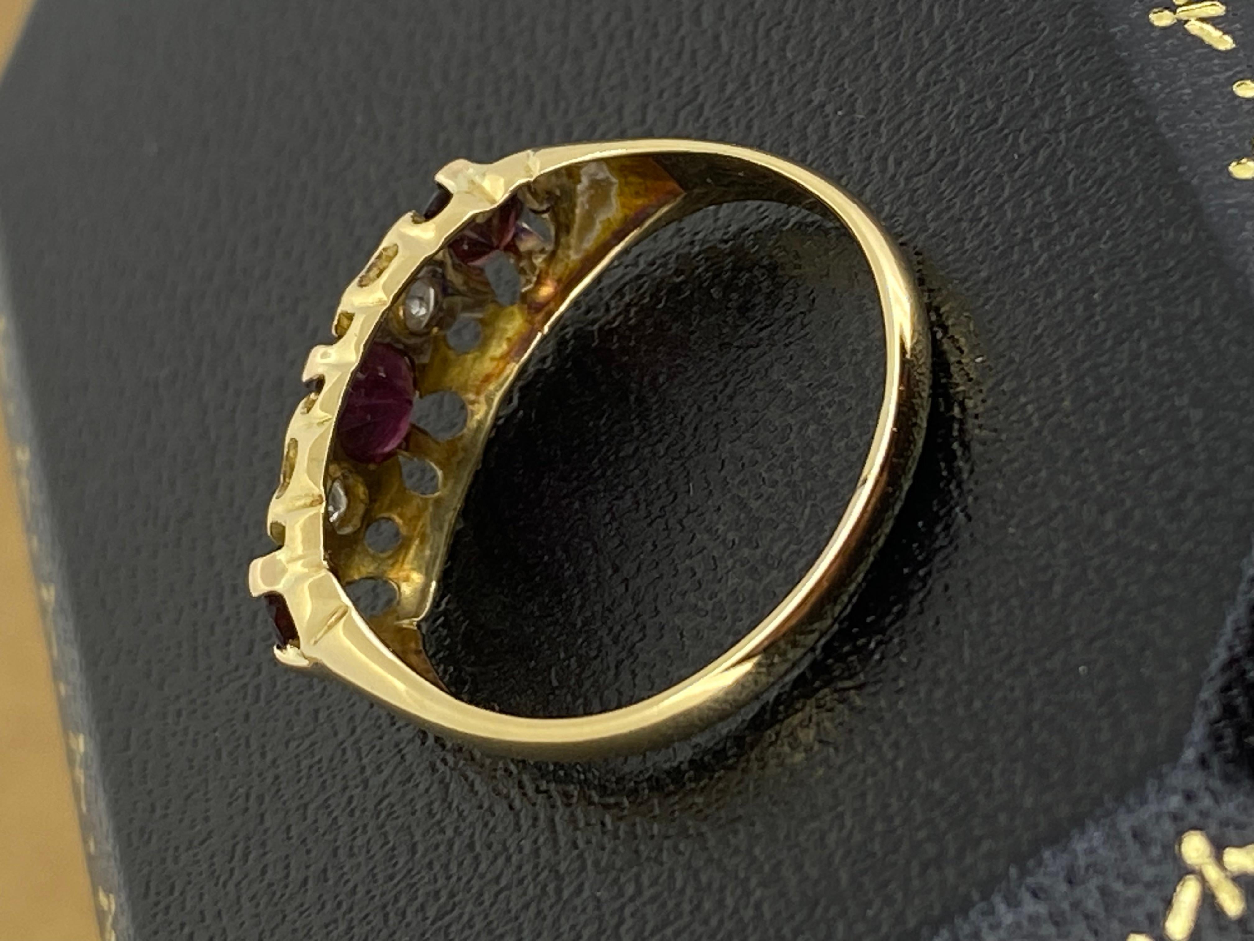 Donna Anello Edwardiano c1902 Chester con rubino e diamanti a mezzo cerchio in oro giallo 18 carati, C & G. in vendita