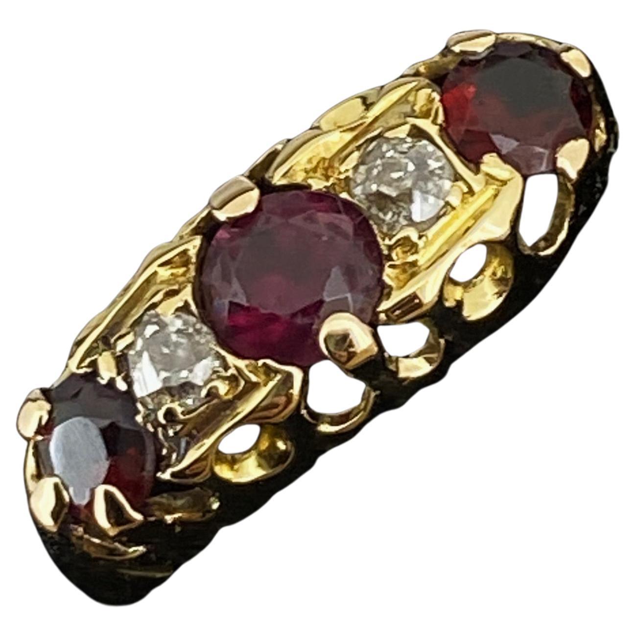 Bague demi-boucle en or jaune 18 carats de Chester, rubis et diamants, datant de l
époque édouardienne, vers 1902, C
G.