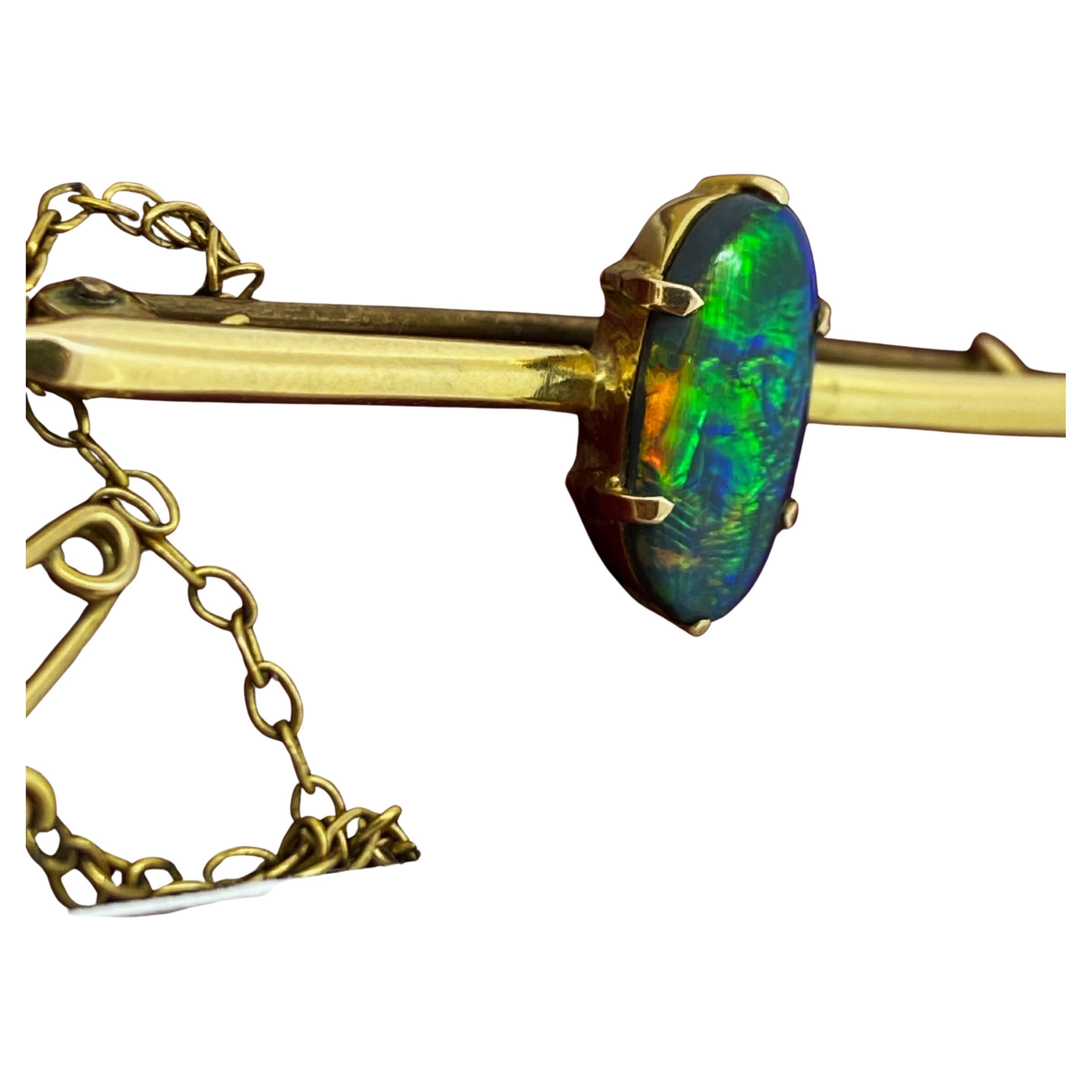 Elaborado con refinada elegancia
este impresionante broche de barra 
data de la época eduardiana (hacia 1920), 
sin embargo, está en hermosas condiciones 

De encantador diseño de bar, 
centra un Ópalo Negro Australiano engastado en garras
de un