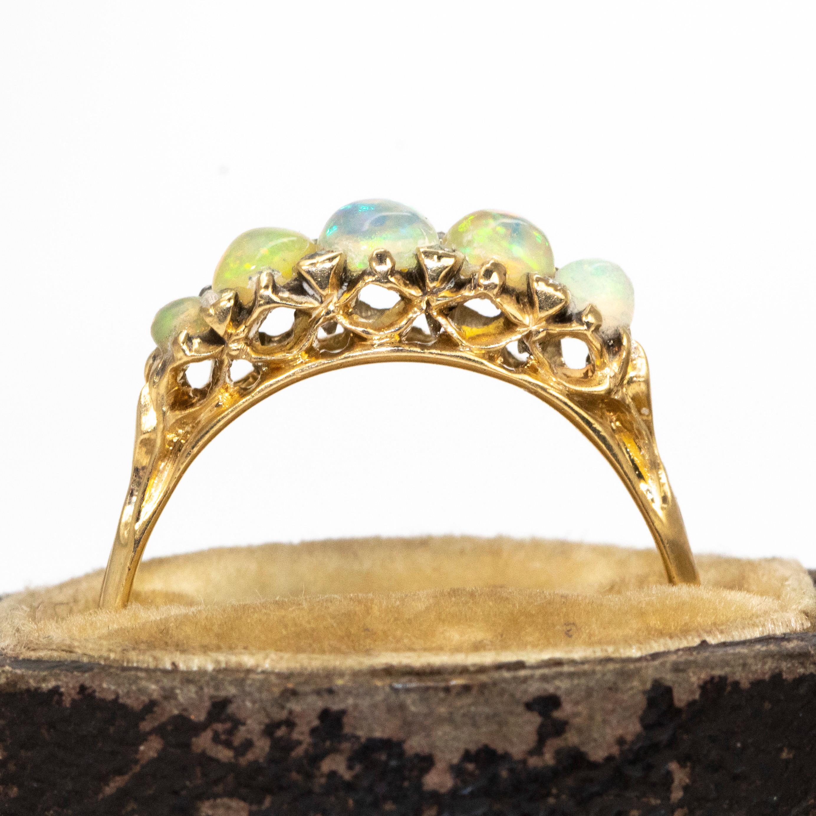 Dieser atemberaubende Ring mit fünf Opal-Cabochons ist mit schimmernden Opalen besetzt, die in ihrer Größe leicht gestaffelt sind, und zwischen ihnen sitzen Diamanten im Rosenschliff. 

Ringgröße: O 1/2 oder 7 1/2
Bandbreite: 6mm

Gewicht: 2,46g