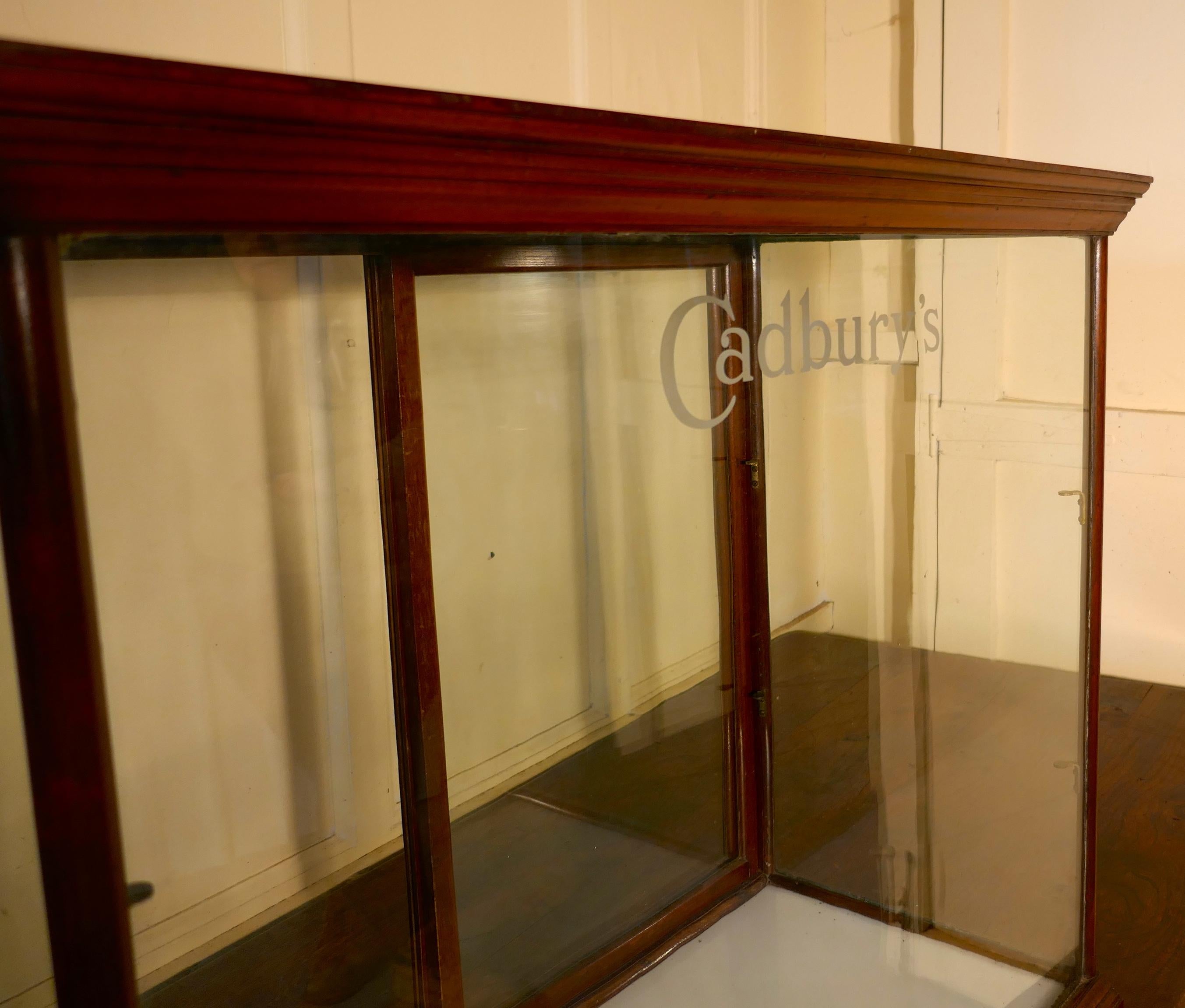 Edwardian Cadbury’s Counter Top Sweet Shop Display Cabinet In Good Condition For Sale In Chillerton, Isle of Wight