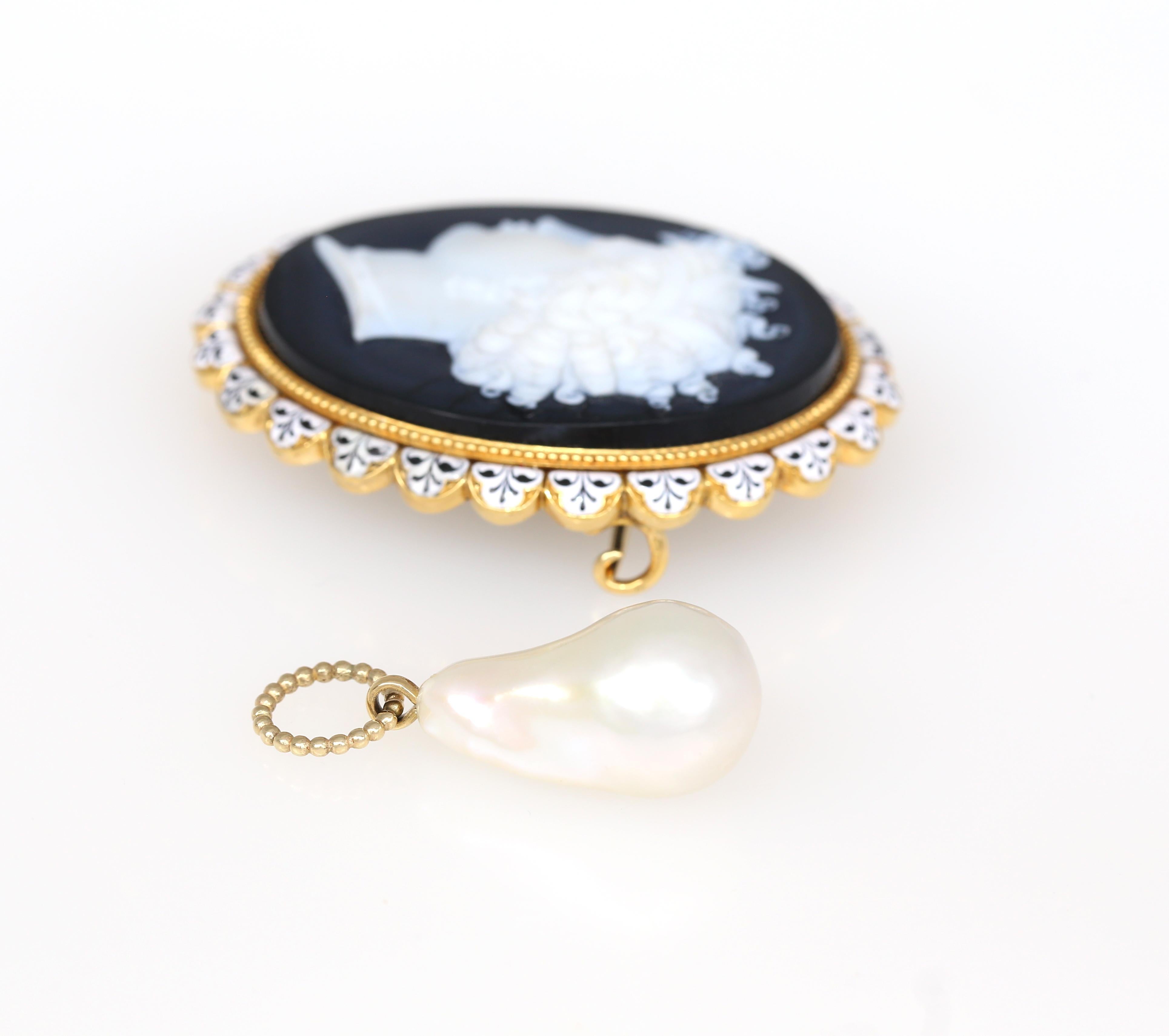 Round Cut Edwardian Cameo Pearl Brooch Yellow Gold Greek Paul-Victor Lebas, 1910 For Sale